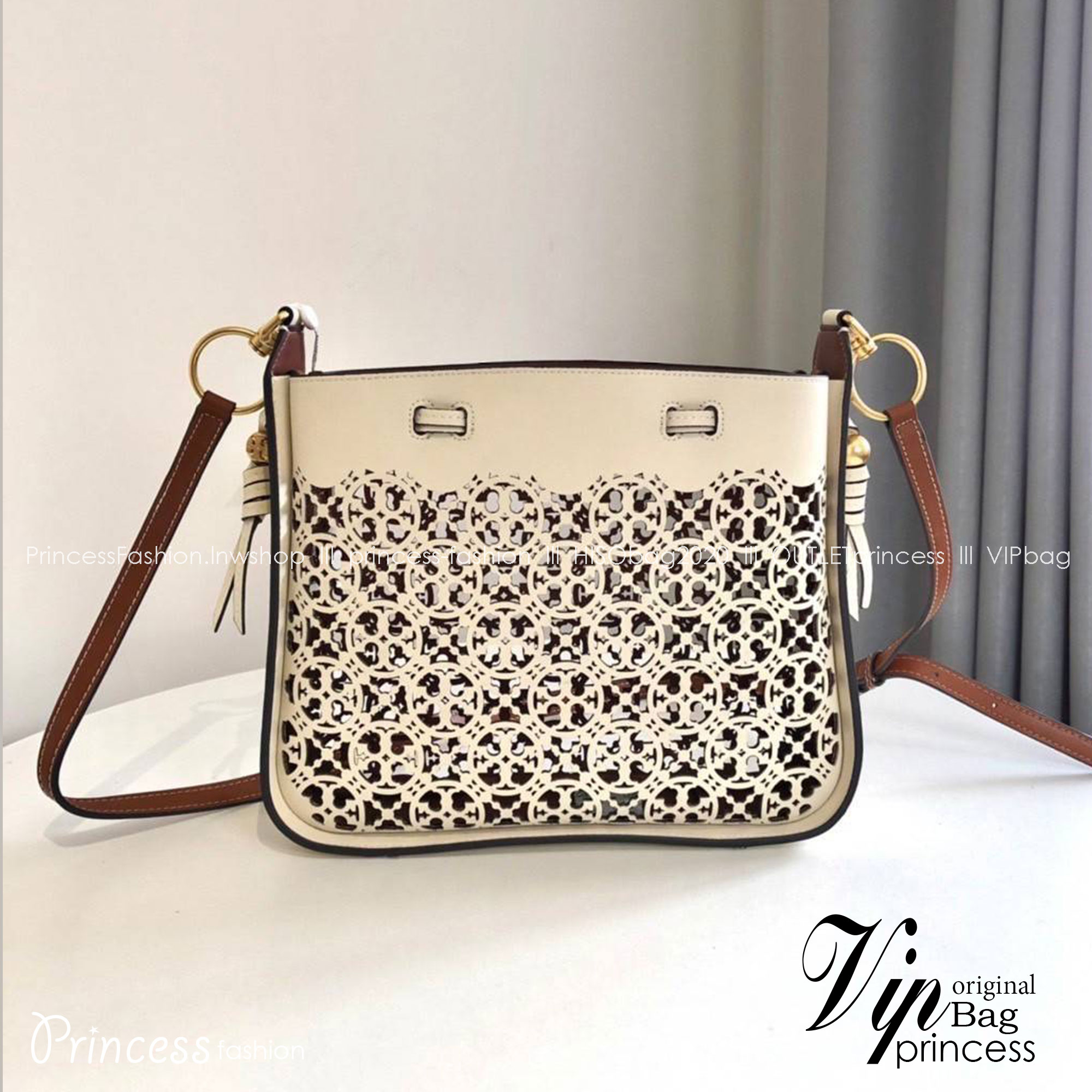 TORY BURCH T MONOGRAM LASER-CUT BELL BAG / TORY TOTE BAG ใจบางที่สุดกับคอลเลคชั่นนี้ กับกระเป๋าสะพายทรงโท้ท งานตามหาและหายาก รุ่นชูโรงสุดฮิต ที่เพิ่มดีเทลความแพงด้วยการฉลุลวดลายโมโนแกรมรอบใบ