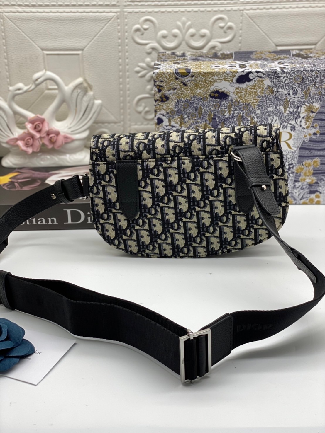 DIOR SADDLE Pouch Beige And Black Canvas and Leather Messenger Bag DIOR Chest Bag พร้อมส่งที่ไทย ยังคงรักษาสไตล์ไว้ได้ เฉพาะสำหรับคุณที่จะติดตามเทรนด์อานม้ารุ่นที่สวยงามนี้ในผ้าใบเฉียงและหนัง สายสะพายไหล่แบบเส้นเดียวและด้านในบุด้วยผ้า กระเป๋าสะพายข้างหรือ