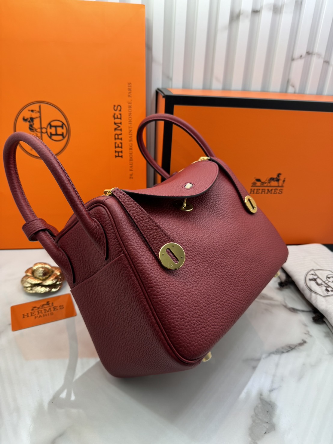พร้อมส่ง 15 สี HERMES Lindy 26 bag กระเป๋าทรงโท้ทหนังสวยอย่างดี เอกลักษณ์ของความเรียบหรูไฮคลาสอย่างสมบูรณ์แบบ เกรดออริ สลับแท้ งานสวยตามรูป ใช้งานต่างประเทศได้