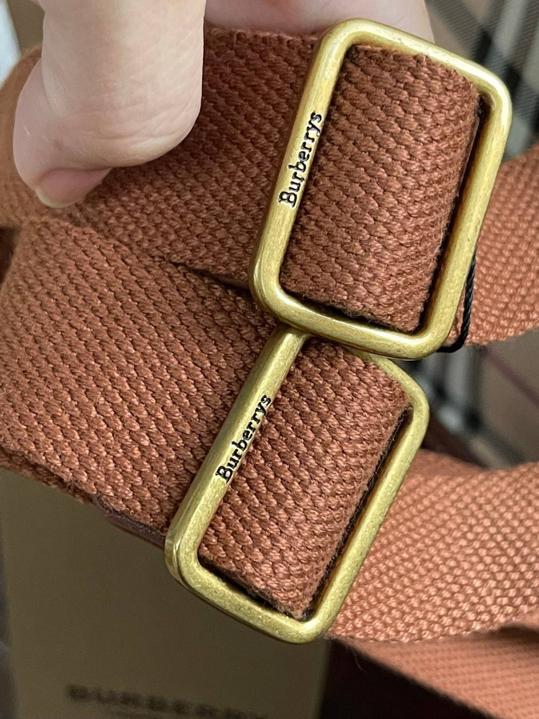 Burberry Small Beige Coated Canvas Backpack ไม่ว่าจะวันธรรมดาหรือวันไปเที่ยว เพียงแค่สะพายกระเป๋าเป้ใบนี้ติดตัวไปด้วย ก็เพิ่มความมีสไตล์ให้กับตัวเองได้แล้ว ด้วยรูปทรงและลายตารางอันเป็นสัญลักษณ์ของแบรนด์ สวยและแลดูคลาสสิค ด้วยความที่เป็นแบบสะพายกับไหล่ทั้ง