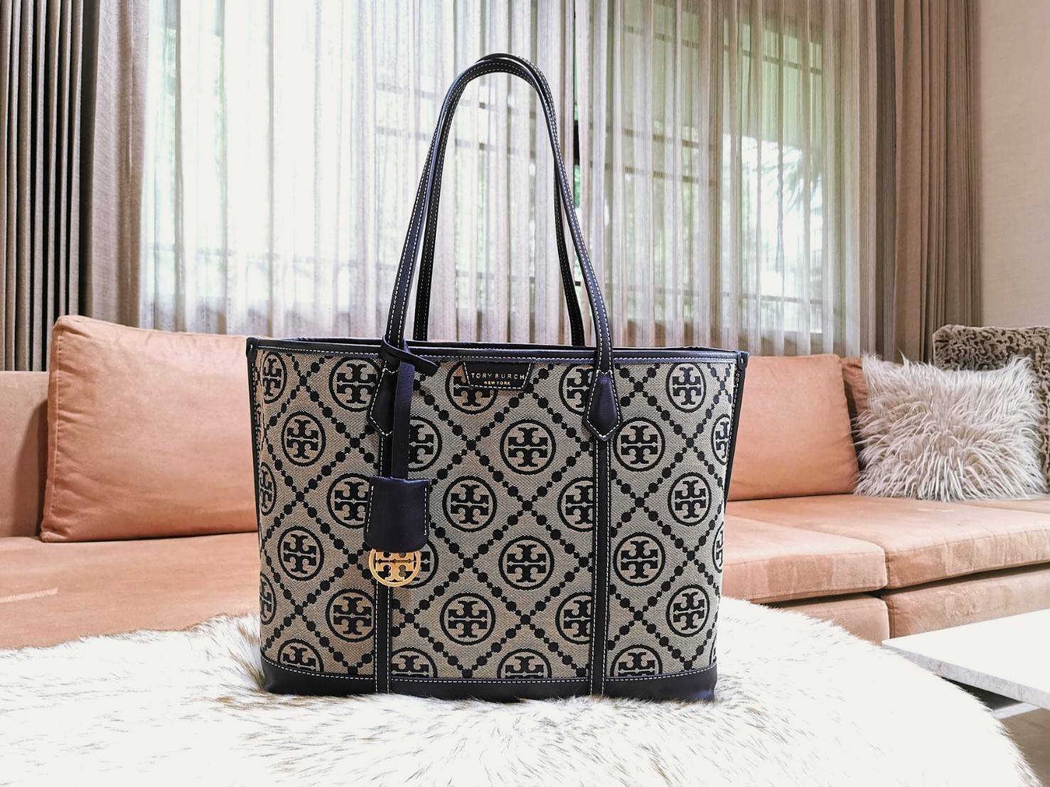 OUTLET 】TORY BURCH FACTORY MONOGRAM JACQUARD LARGE TOTE BAG (L) กระเป๋าถือหรือสะพายดีไซน์ยอดนิยมจาก TORY BURCH FACTORY OUTLET วัสดุ Woven Jacquard & Leather ทอลาย Jacquard Singnature แบรนด์รอบใบปราณีตสวยอยู่ทรงเป็นเอกลักษณ์ ใบใหญ่กำลังดี กว้างและจุได้เยอะ