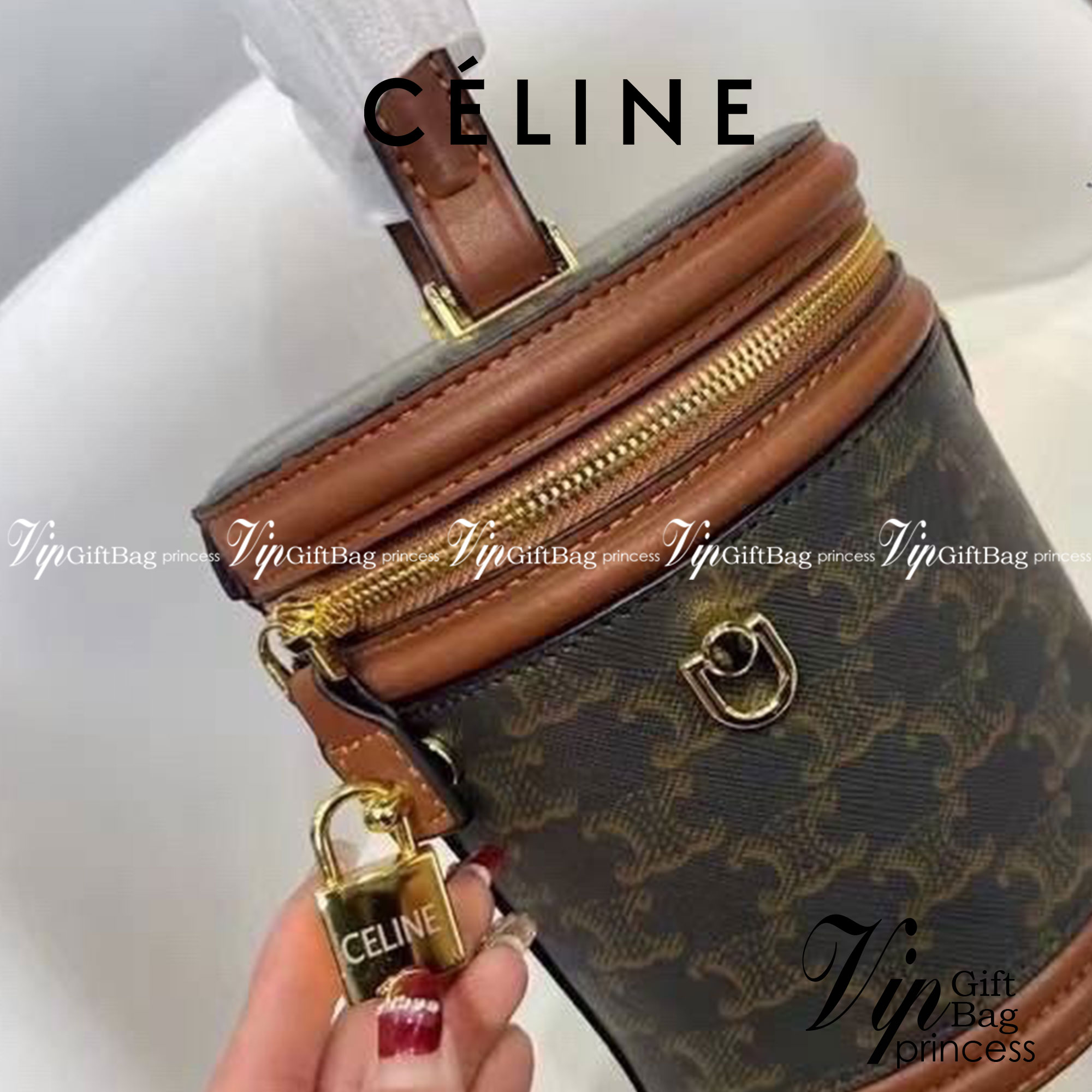 Celine Bucket Bag Canvas สำหรับ Collection กระเป๋าทรงบัคเก็ตสะดุดตาดีไซน์สวยงาม ซิปรอบหูจับแข็งแรง สะท้อนความวินเทจผสมผสานดีไซน์กระเป๋าที่ทันสมัย ตอบโจทย์สาวหัวสมัยใหม่ที่เบื่อ ลายแคนวาสสวยชัด การตัดเย็บประณีต มาพร้อมสายสะพายยาว อะไหล่สีทอง ใครมองหากระเป๋