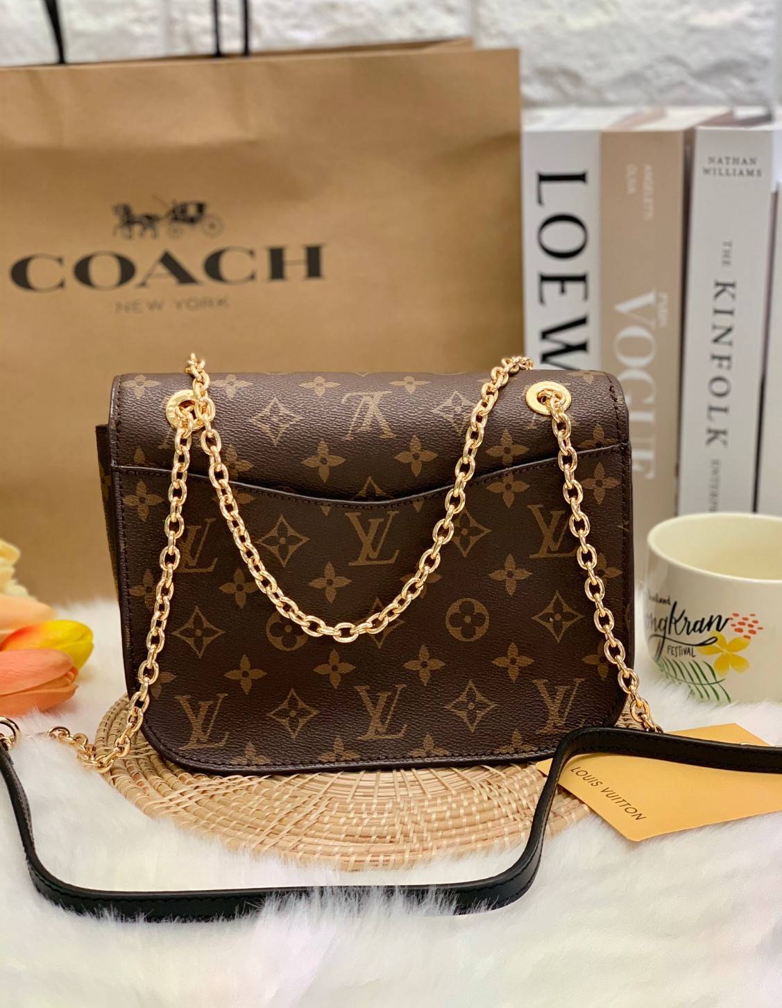 LOUIS VUITTON PASSY MONOGRAM 2 WAYS HANDBAG พร้อมส่งความสวย! กระเป๋า LV จาก Premium gift ต่างประเทศ ✔️รุ่นนี้เป็นหนังแท้ลาย monogram ทรงกระเป๋าคือสวยหรู ดูดีมากๆค่ะ