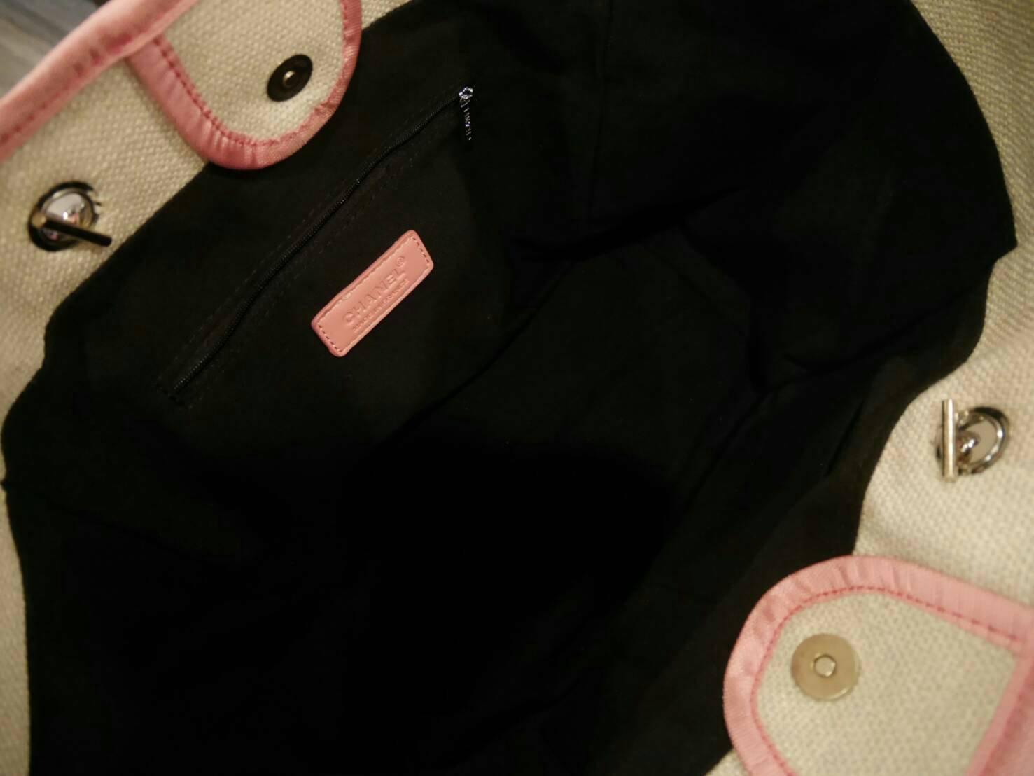 ถามกันมาเยอะมาก จัดมาให้สาวๆละค้า กับ Chanel Canvas tote bag ในรุปแบบของงาน premium gift จากแบรนด์ Chanel กระเป๋าสะพายเนื้อ canvas หนา มีซับในอย่างดี ด้านหน้าปักโลโก้แบรนด์สุดหรู หูหิ้วมี 2 แบบน้า คือ แบบสายหนัง และสายโซ่ (สามารถถอดออกได้คะ) จุของได้เยอะม