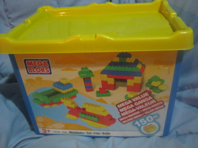 Mega Bloks Minibloks Bucket (150 pcs) ของเล่นมือสอง สภาพใหม่มากค่ะ ลูกสาวเล่นเองค่ะ
