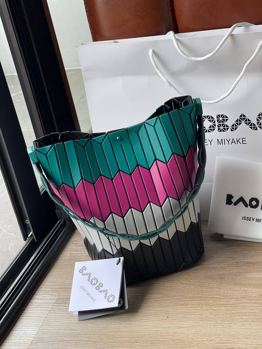 Large : Baobao Issey Miyake Large Bucket กระเป๋าบัคเก็ตขนาดใหญ่สามารถใช้ใส่ร่มพับได้หรือขวดน้ำขนาดเล็กได้ ซีรีย์ใหม่นี้มีจุดเด่นที่แผ่นรูปทรงสี่เหลี่ยมด้านขนานในแนวตั้ง เกิดเป็นรูปทรงสามมิติซึ่งแตกต่างไปจากรูปทรงที่เกิดขึ้นจากแผ่นสามเหลี่ยม หูหิ้วสามารถขย