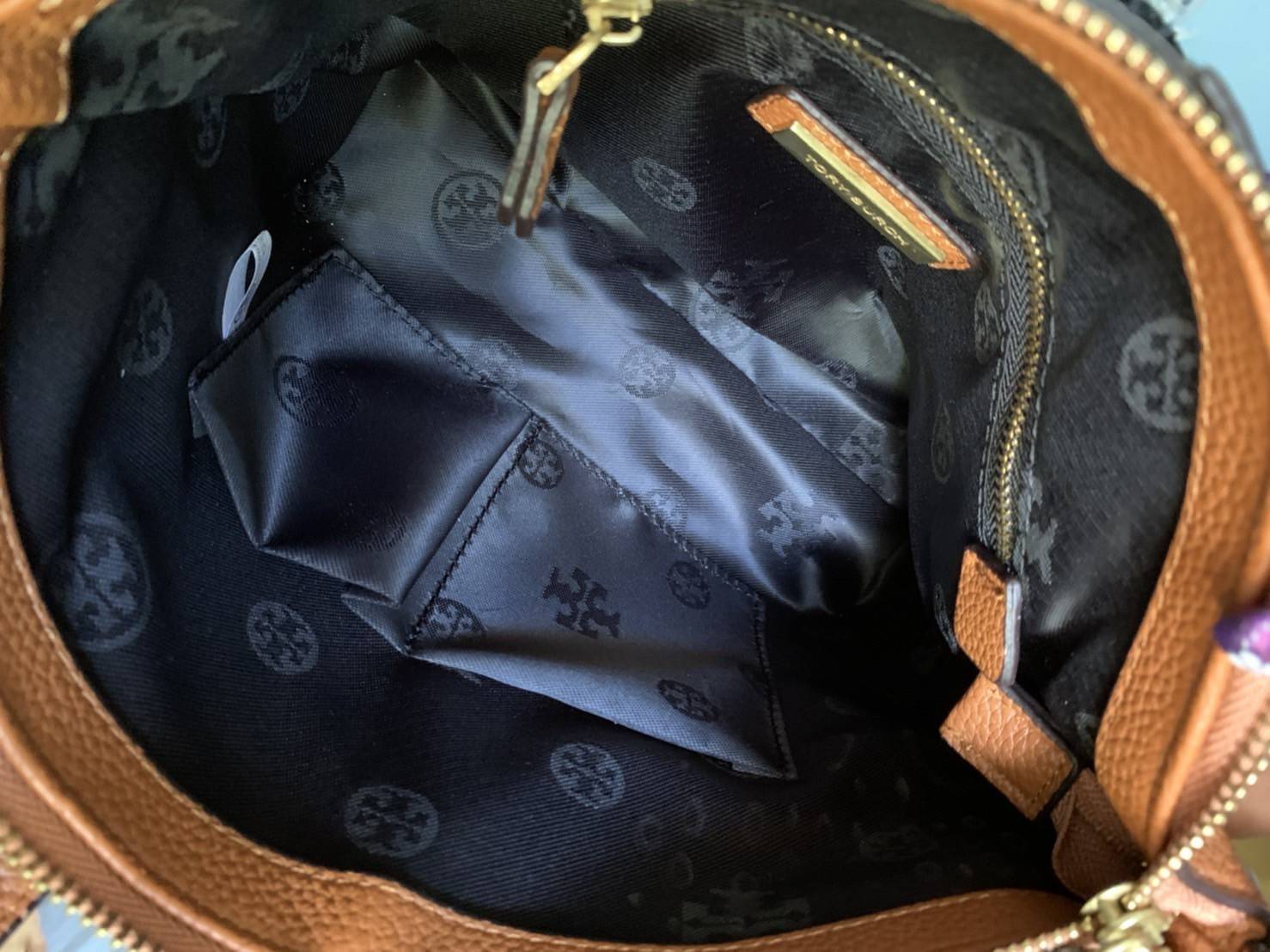 Tory Burch McGraw Mini Top Zip Satchel กระเป๋าสะพายทรงสวย ขนาดกำลังดี หูจับถนัดมือ วัสดุหนังแกะสังเคราะห์หนังสวยเงาขึ้นรูป ประดับโลโก้แบรนด์ด้วยหนังที่ด้านหน้า จะสะพายข้างหรือcrossbody ได้หมด แมทกับชุดได้ง่าย น้ำหนักเบาค่ะ มาพร้อมสายสะพายยาวปรับระดับได้ ถ