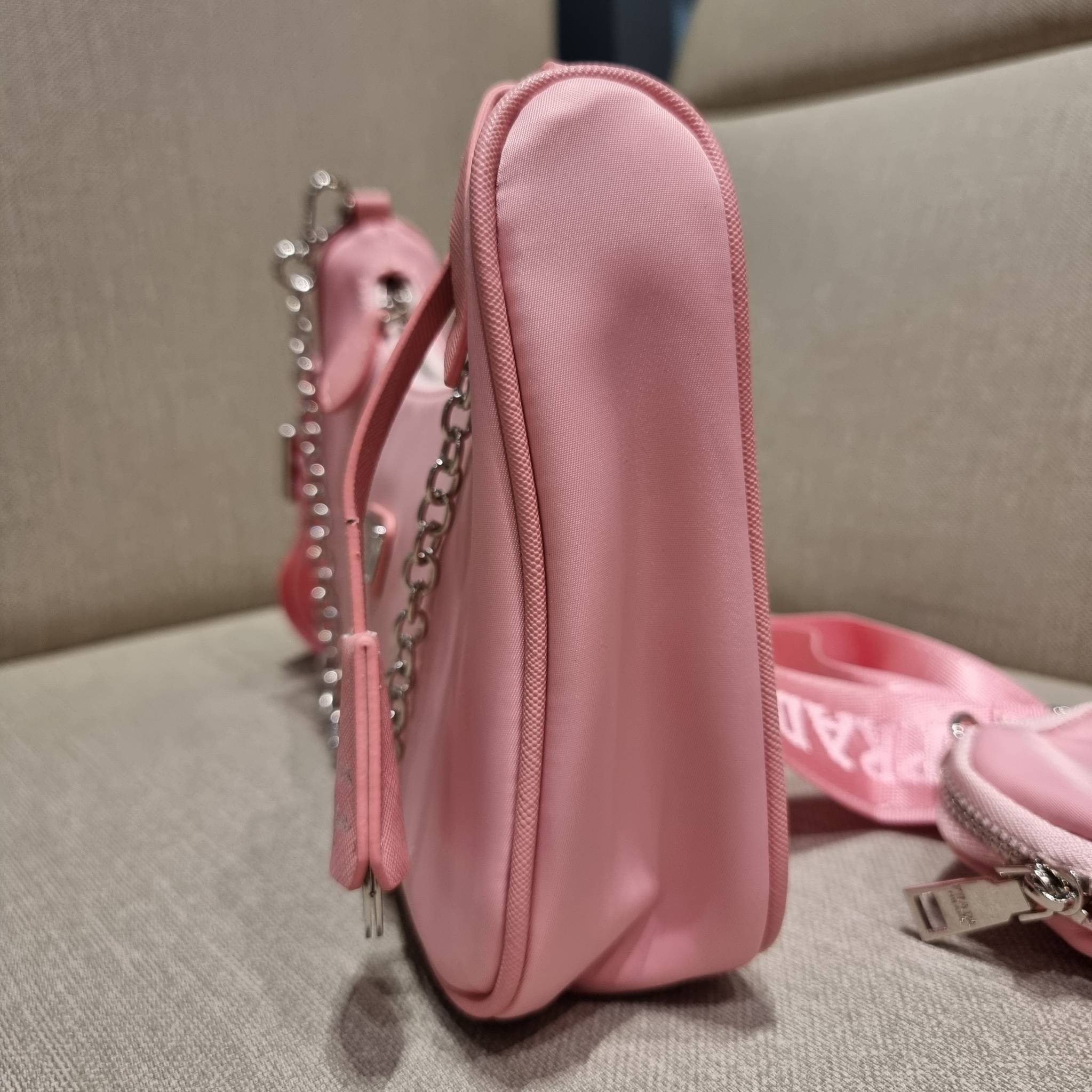 VIP 🥂 PRADA RE-EDITION 2005 RE-NYLON SHOULDER BAG ไอเท็มสุดปัง ที่ฮิตตลอดกาลไม่ว่าจะปีไหนๆ จัดให้ครบทั้งสีขายดีและสีใหม่ล่าสุด ที่สายคุณหนูห้ามพลาด!! กับกระเป๋าสะพายทรงคลาสสิค เหมาะเป็น everyday bag มากๆ วัสดุผ้าไนล่อนคุณภาพ พร้อมใบลูก ไว้ใส่เหรีย