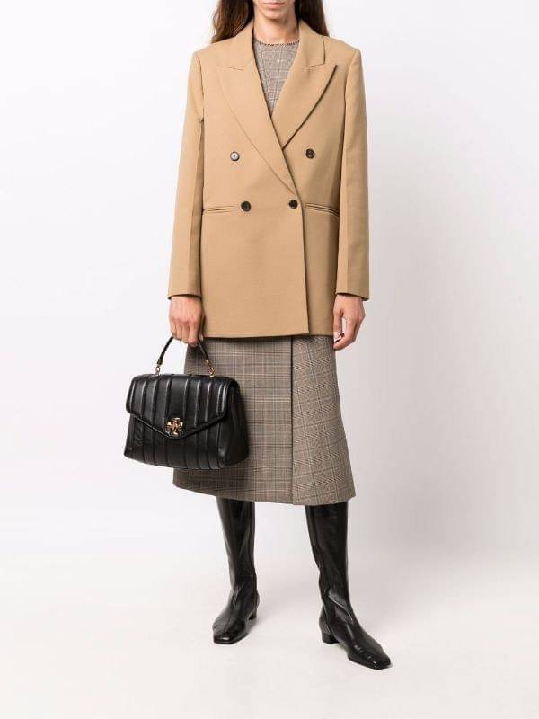 OUTLET 】Tory Burch Kira Top Handle Satchel มี2ขนาด Small/Medium กระเป๋าทรงใหม่ล่าสุดจากรุ่นคิร่า (Kira) มาในเทคนิคตัดเย็บควิลท์แนวขนาน ใช้วัสดุหนังเงานุ่ม สะท้อนแรงบันดาลใจแบบนิวยอร์กจากเบาะหนังในรถคลาสสิค Hardwareสีทองสวยหรู และจุดเด่นอีกรุ่นคิร่าคือความ