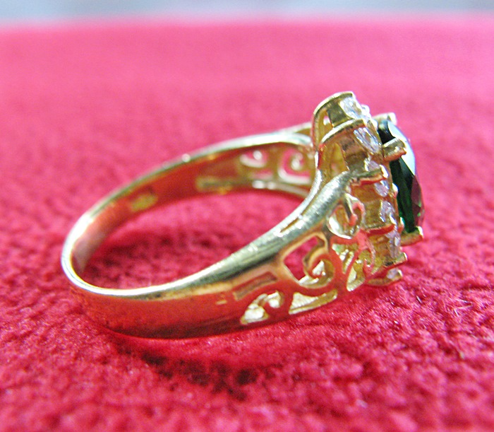 สินค้าหมดชั่วคราวค่ะ แหวนมรกตทองเหลืองล้อมเพชรแบบผู้หญิง(ราศีพฤษภ)แบบ2ค่ะ