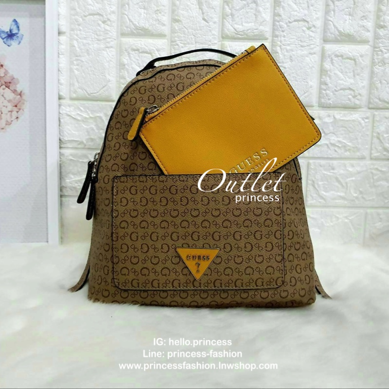 GUESS WOMAN'S BACKPACK กระเป๋าสะพายเป้หนังสวยขนาดกำลังดี สกีนโลโก้รอบใบ น้ำหนักเบา ด้านหน้าประดับโลโก้แบรนด์สามเหลี่ยมโดดเด่น มีลูกเล่นที่ช่องด้านหน้าสามารถถอดออกถือเป็นครัชได้นะคะ ตัวกระเป๋าเปิดปิดด้วยซิปเป็นหลัก ภายในกว้าง บุด้วยผ้าสกีนลายโลโก้แบรน