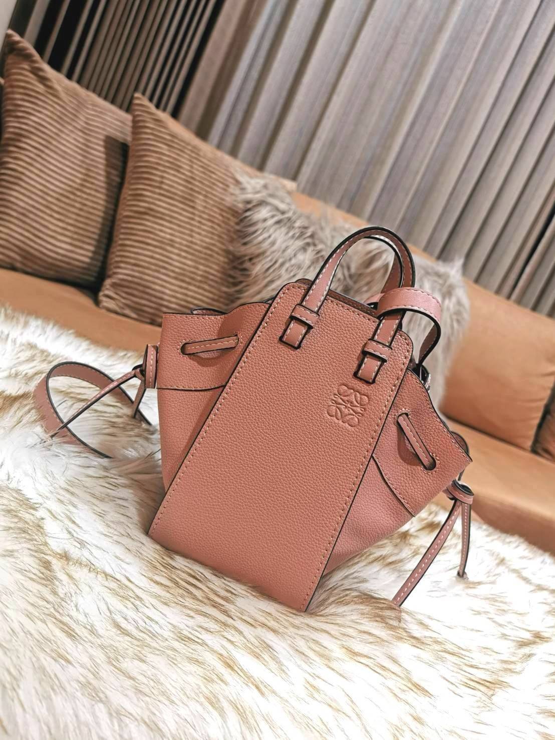 VIP 】เอาใจสายหวานกับสีพาสเทล!✴️ NEWIN! LOEWE HANDLE & SHOULDER BAG GIFT WITH PURCHASE (GWP) กระเป๋าถือหรือสะพายหนังแท้พรีเมี่ยมกิ๊ฟ Limited จาก LOEWE PERFUME DUTYFREE รุ่น Rare items สุดๆวัสดุหนังแท้ Calfskin หนังสวยดีไซน์คงเอกลักษณ์แบรนด์ สามารถปร