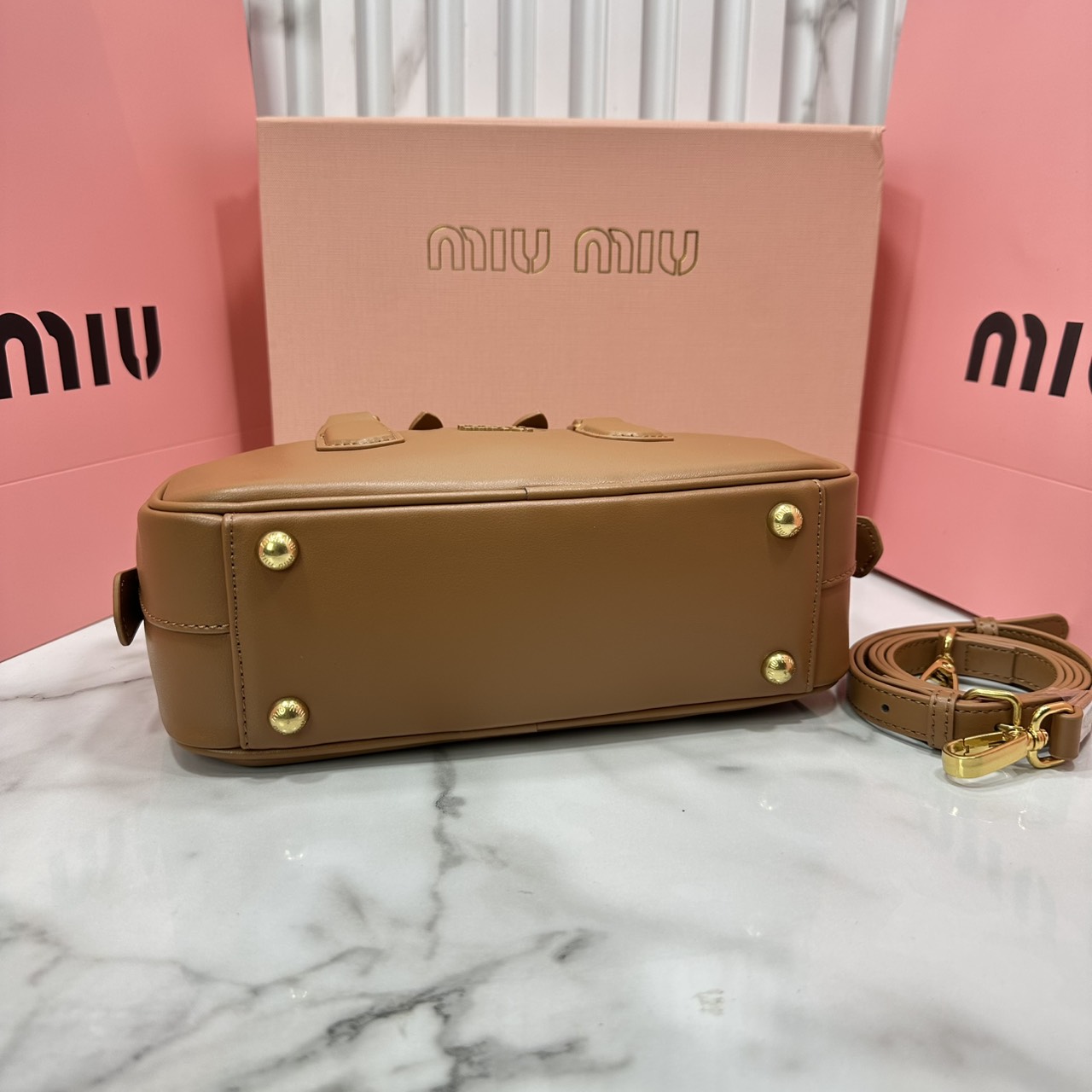 ORI หนังแท้ | MIU MIU Arcadie leather mini-bag Mini 20cm กระเป๋าสะพายทรงโฮโบลุคลูกคุณหรูหรา ไซส์มินิน่ารักๆเก๋ๆ สวยดูแพง หูจับในตัวง่ายและสะดวกพกพา
