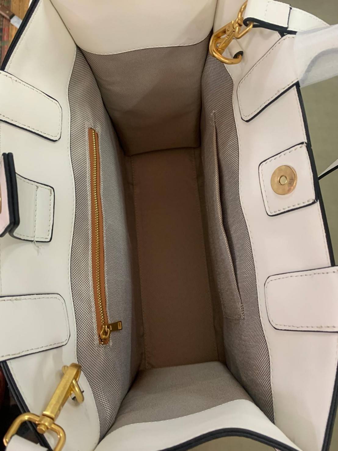 Tory Burch ella jacquard embroidered quadrant tote ลายโมโนแกรม (Monogram) (Material : Woven jacquard leather) ดีไซต์ลำ้เอกลักษณ์ที่โดดเด่น เป็นอีกหนึ่งรุ่นที่ Tory ฺBurch ภูมิใจนำเสนอ ใบใหญ่ค่ะ จุของได้เยอะ ใส่ A4 ได้ งานสวย ตั้งอยู่ทรง จุดเด่นของรุ่นนี้ค