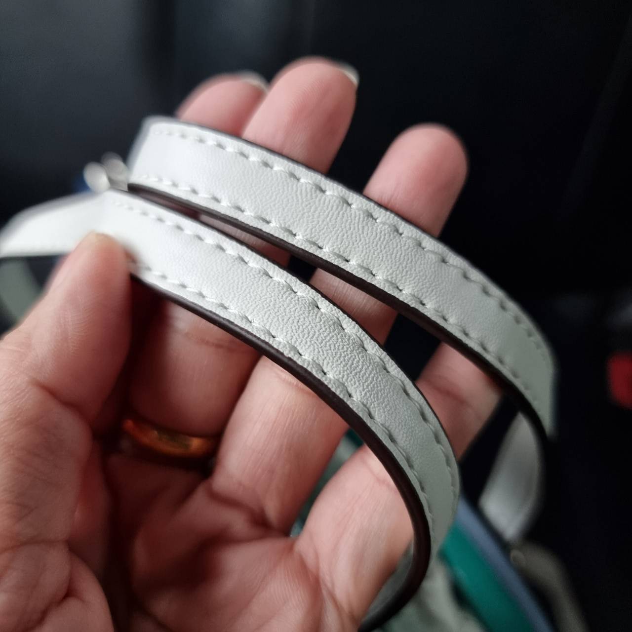 COACH C4085 MOLLIE TOTE 25 IN COLORBLOCK กระเป๋าทรงโท้ทยอดฮิต ขนาดมินิไซส์ ดีไซน์สวยคมทุกรุ่น!! ตกแต่งซิกเนเจอร์ถักทออยู่บนผ้าแคนวาส ดูโดดเด่น ภายในเป็นช่องโล่ง มีช่องซิปกลางใส่ของได้ ขนาดกำลังดีแบบใส่ของได้ครบครัน มาพร้อมสายสะพายข้าง หรือจะถือคล้องแขนเก๋