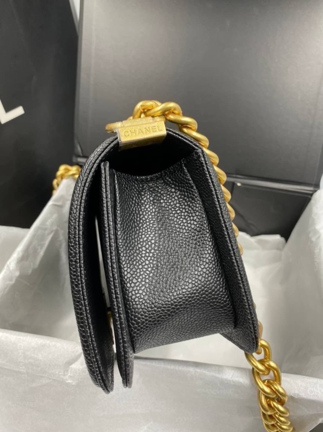 VIP 】หนังแท้ CHANEL BOY Mini Caviar Leather Silver/Gold กระเป๋าสะพายรุ่นยอดนิยมตลอดกาล หนังคาเวียร์อย่างดี อะไหล่เงินและทองรมควัน หรูหรามาก รุ่นนี้ไม่ต้องพูดเยอะ ขายดีตลอดปีเข้าเพิ่มไม่เคยพอเลยค่าา พร้อมส่งแล้ววน้าา สาวๆ จัดด่วนค่าา