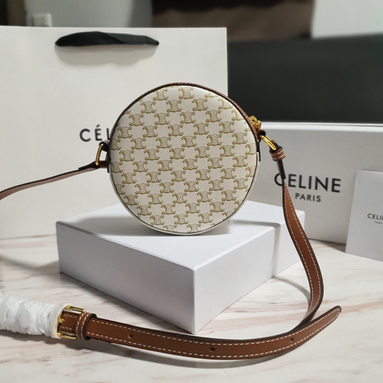 CELINE CROSSBODY BAG VIP GIFT WITH PURCHASE (GWP) พรีเมี่ยมกิ๊ฟ Limited Edition จาก PERFUME DUTYFREE COUNTER กระเป๋าทรงครอสบอดี้ ใบกลมเล็กน่ารัก วัสดุหนังทั้งใบ ตกแต่งด้วยโลโก้แบรนด์ปักเลื่อมด้านหน้า ด้านในเปิดปิดด้วยซิป มีช่องใส่ของจุกจิก ใส่ iphone(เล็ก