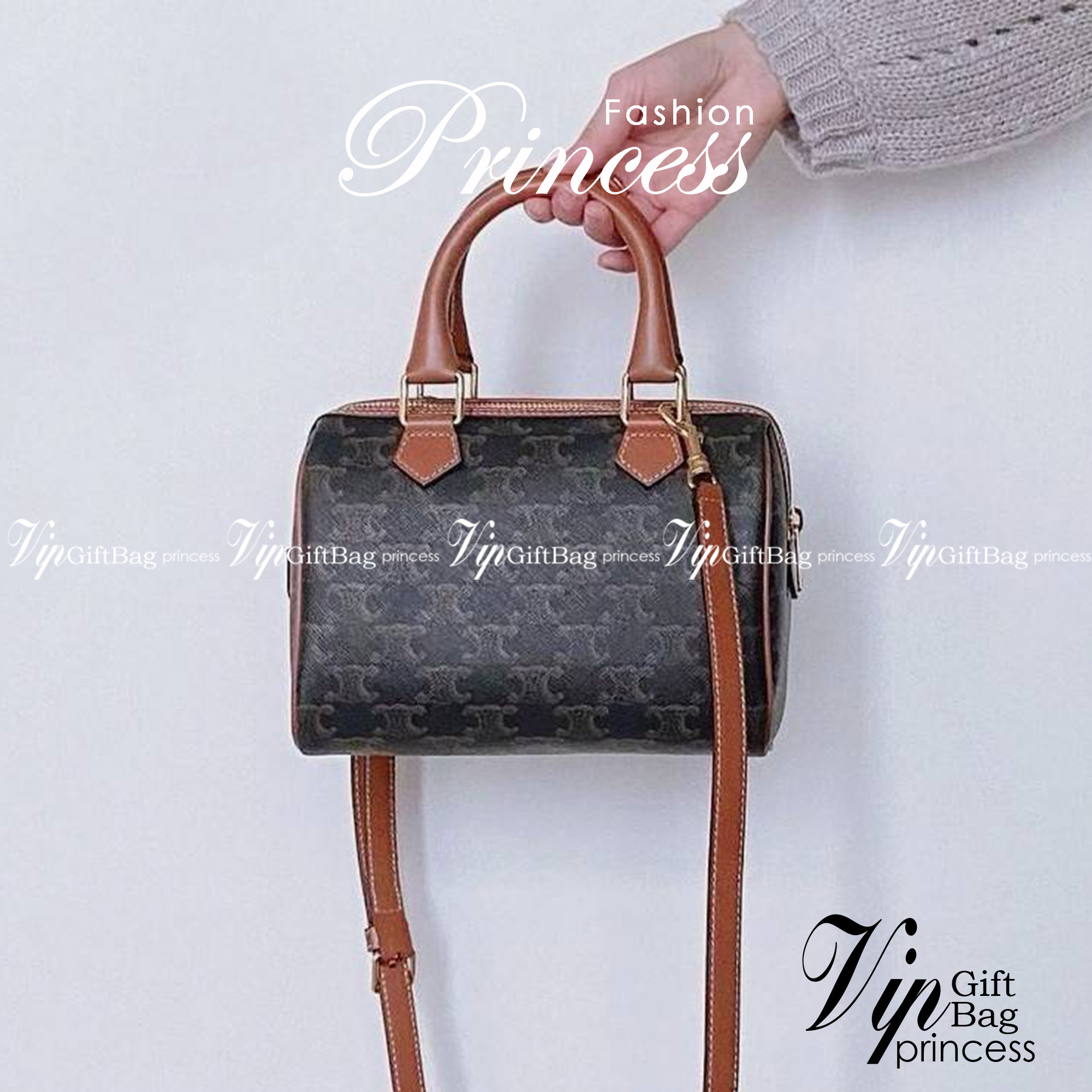 CELINE MINI CROSSBODY BAG VIP วัสดุ Triomphe Canvas สวยอยู่ทรงดีไซน์ยอดนิยมทรง Speedy ไม่มีเอ้าท์ค่ะ เปิดปิดด้วยซิปแบรนด์อะไหล่ทอง ใส่กระเป๋าสตางค์ มือถือ ของจุกจิกได้เยอะ หูจับแข็งแรงพับลงได้ พร้อมสายหนังยาวปรับระดับได้ถอดได้ อะไหล่แบรนด์สีทองหรูมีโลโก้ 