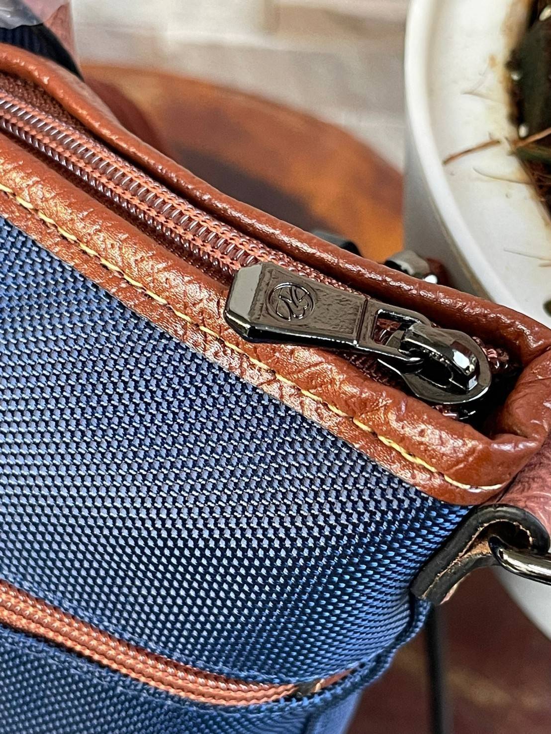 LONGCHAMP BOXFORD TRAVEL BAG M กระเป๋าเดินทางขนาดกลาง มาพร้อมสายสะพายที่สามารถถอดได้ ให้คุณเลือกสะพายไหล่หรือถือได้ มีซิปรูดเปิดปิดกระเป๋าที่ให้คุณมั่นใจได้ว่าคุณจัดเก็บไอเท็มของคุณได้อย่างมิดชิด บ็อคฟอร์ด (BOXFORD) สะท้อนความเป็นเอกลักษณ์ของแบรนด์ที่เปี่