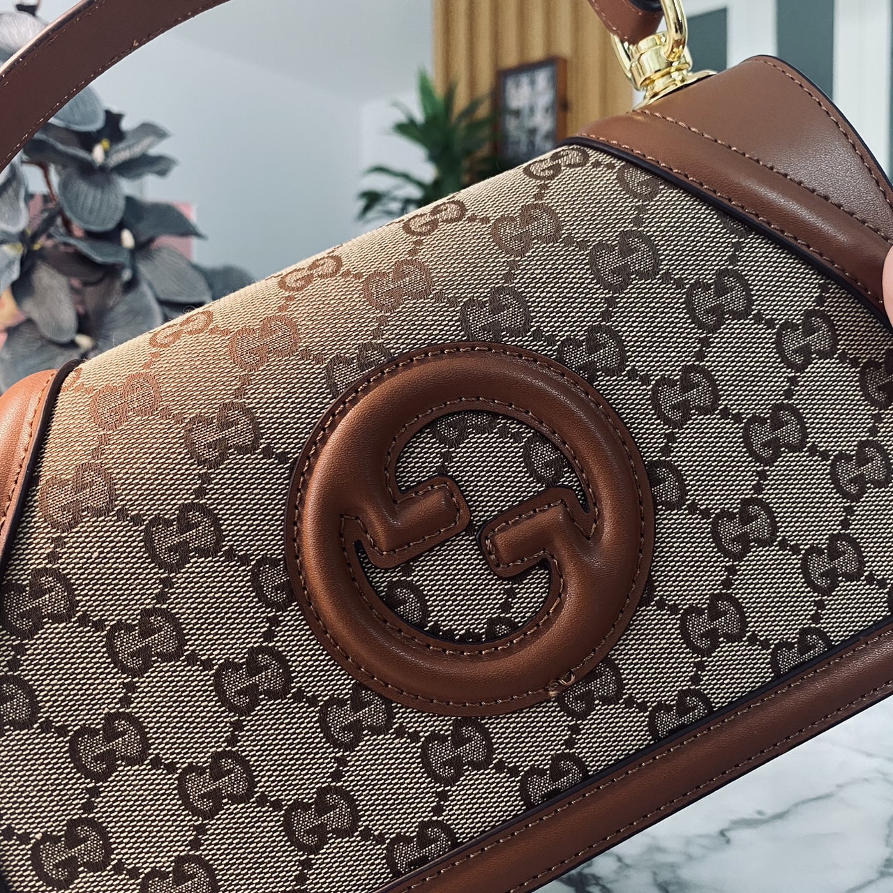 Gucci Blondie small top handle bag กระเป๋าสะพายรุ่นใหม่สุดไอคอนนิก งานหนังสวยมาก มีกลิ่นหอมอ่อนๆ เหมาะมากสำหรับของขวัญปีใหม่นี้ จะให้ตัวเองหรือให้เป็นของขวัญก็ดีงามมากๆ