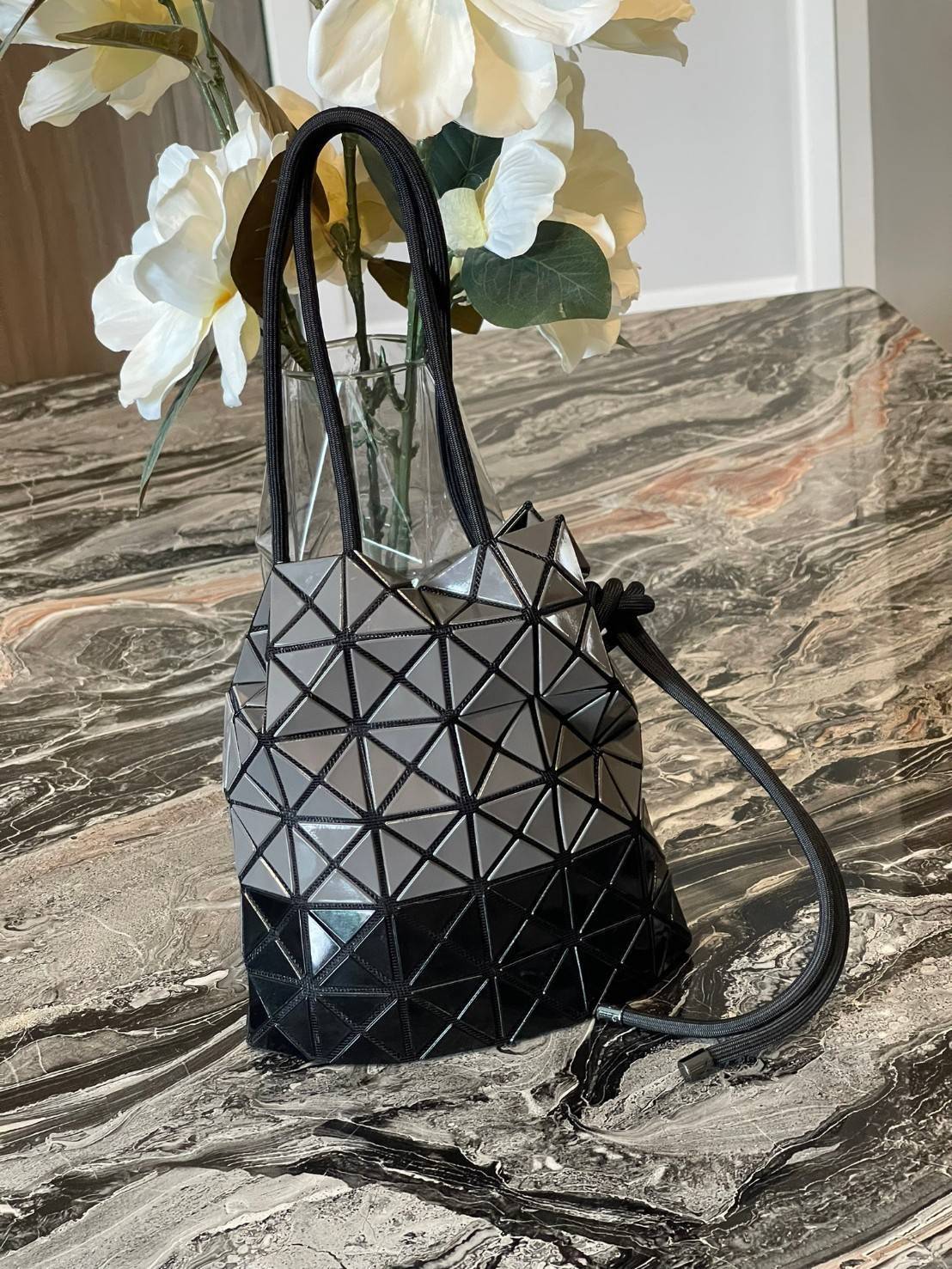 Baobao Issey Miyake Wring Small Bag กระเป๋าสะพายครอสบอดี้พร้อมสายรูดเปิดปิด สามารถปรับความยาวของสายได้ตามสไตล์ความชื่นชอบ ด้วยดีไซน์ทรงน่ารัก เหมาะสำหรับให้สาวๆหยิบใช้ในวันสบายๆ แต่เต็มเปี่ยมไปด้วยความคล่องแคล่ว ไฮไลต์ของซีซั่นนี้คือกระเป๋าที่มาพร้อมกับเช