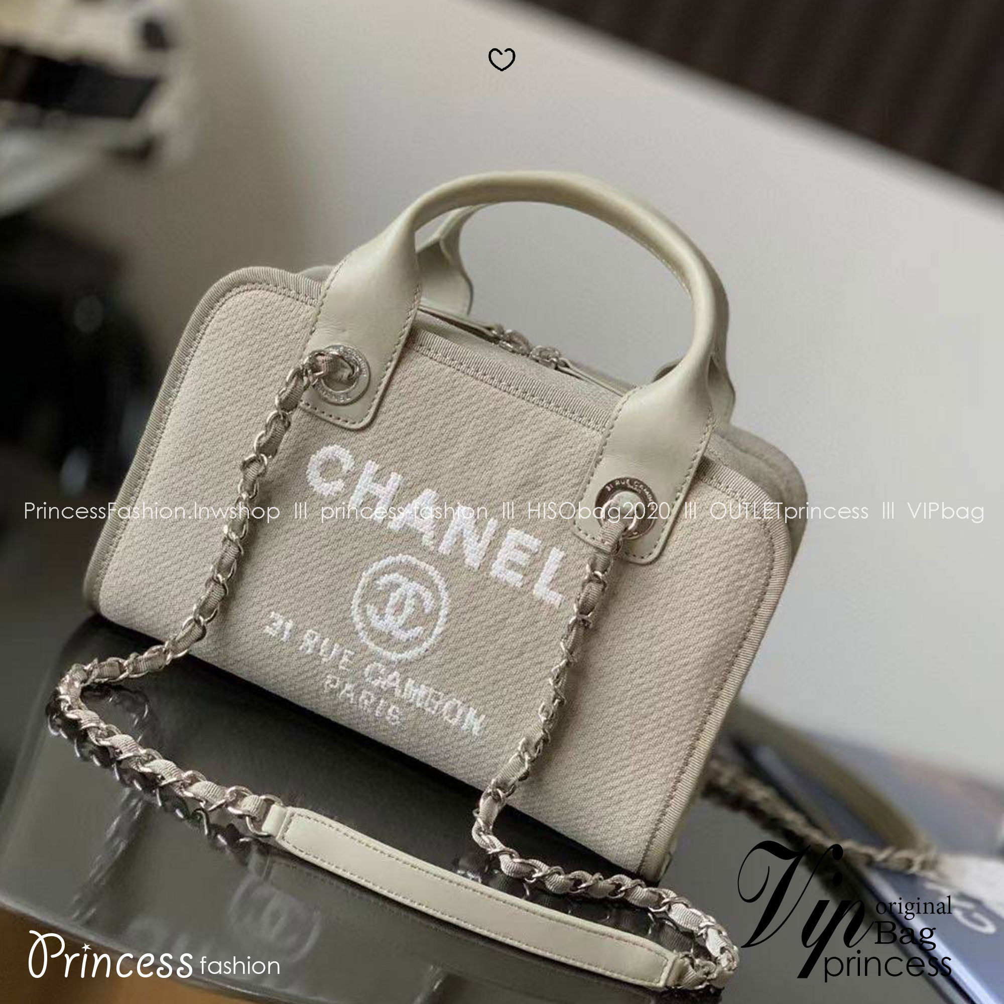 CHANEL Canvas Deauville Bowling Bag กระเป๋าโท้ททรงกล่อง งานเกรดดีสุด หนังแท้และแคนวาสคุณภาพ เหมาะสำหรับใช้ในชีวิตประจำวัน โทนสีใช้งานง่าย พร้อมหูจับในตัวและสายสะพายข้าง งานสวยหรูดูแพงมาก แนะนำค่ะ