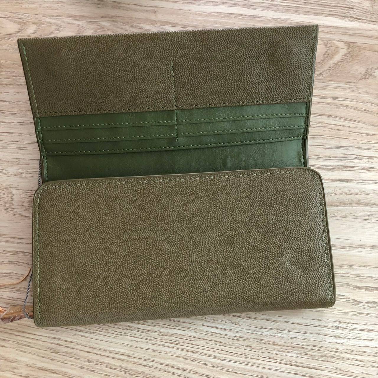 Charles & Keith Basic Long Wallet กระเป๋าสตางค์ใบยาว ตกแต่งด้วยพู่ เปิด – ปิดกระเป๋าด้วยเเม่เหล็กแบบซ่อน ภายในมีช่องใส่บัตร ช่องซิปใส่เหรียญ และช่องใส่ธนบัตร ใส่ iPhone Plus ได้ค่ะ ด้านหลังมีช่อง 1 ช่อง