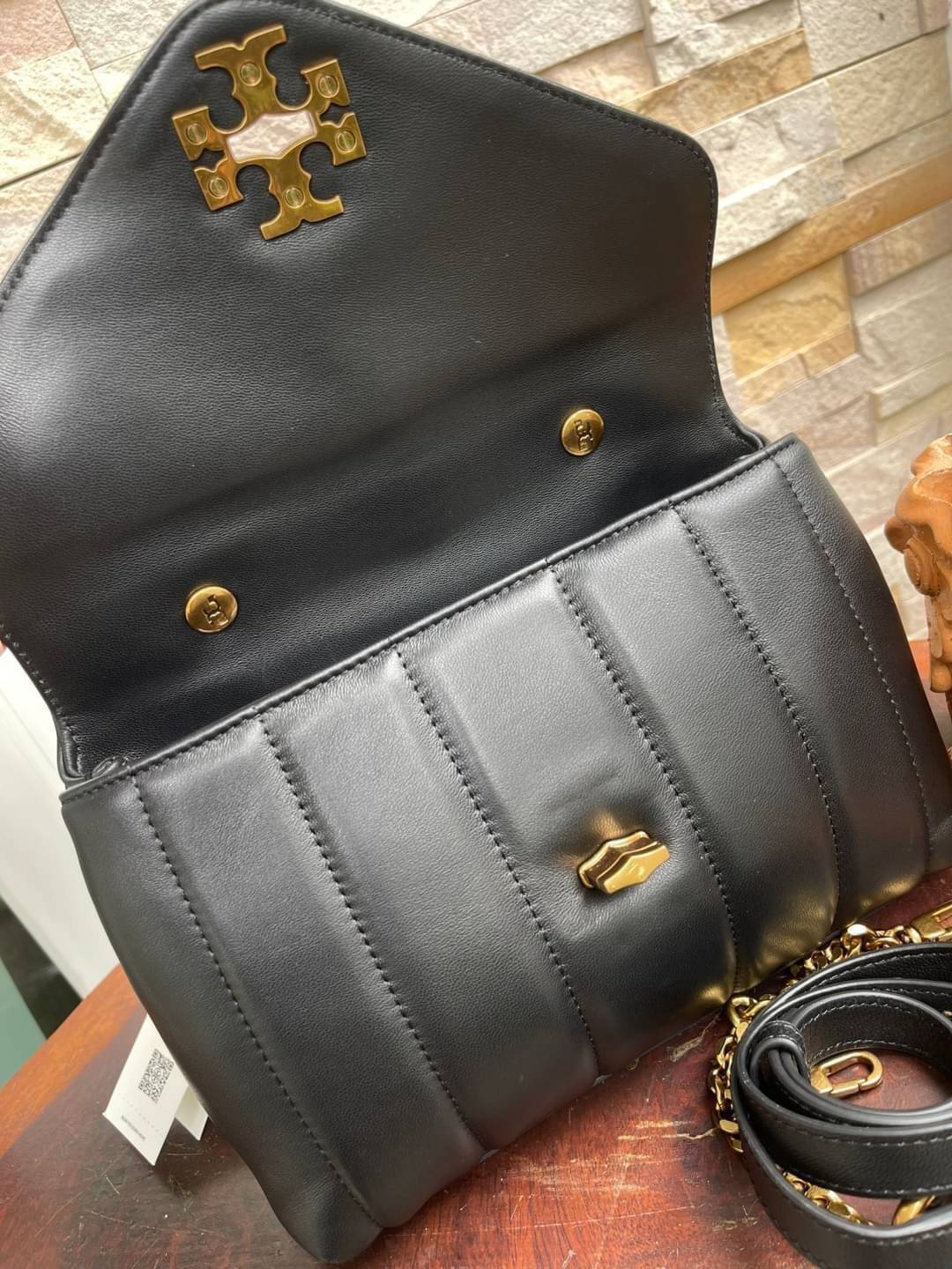OUTLET 】Tory Burch Kira Top Handle Satchel มี2ขนาด Small/Medium กระเป๋าทรงใหม่ล่าสุดจากรุ่นคิร่า (Kira) มาในเทคนิคตัดเย็บควิลท์แนวขนาน ใช้วัสดุหนังเงานุ่ม สะท้อนแรงบันดาลใจแบบนิวยอร์กจากเบาะหนังในรถคลาสสิค Hardwareสีทองสวยหรู และจุดเด่นอีกรุ่นคิร่าคือความ
