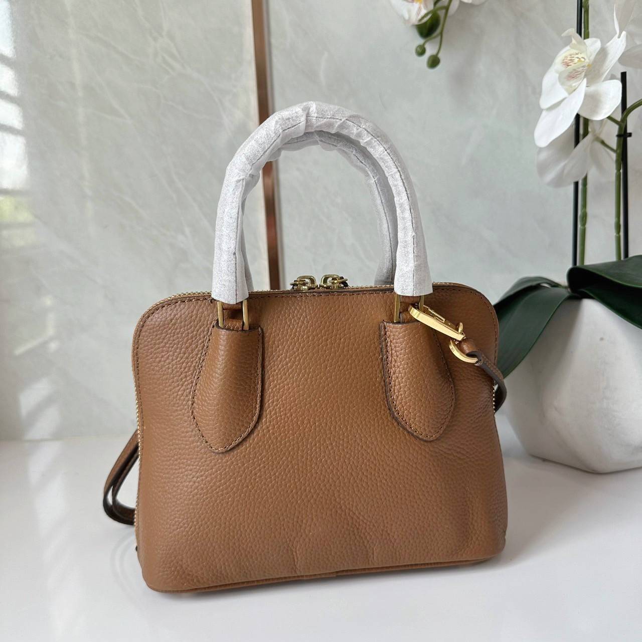 TORY BURCH MINI PEBBLED SWING BAG / Tory Mini Swing Bag in Pebbled Leather / T Monogram Jacquard Swing Bag กระเป๋าสะพาย คอลเลคชั่นใหม่ล่าสุดดีไซน์สุดคลาสสิก รูปทรงโดม