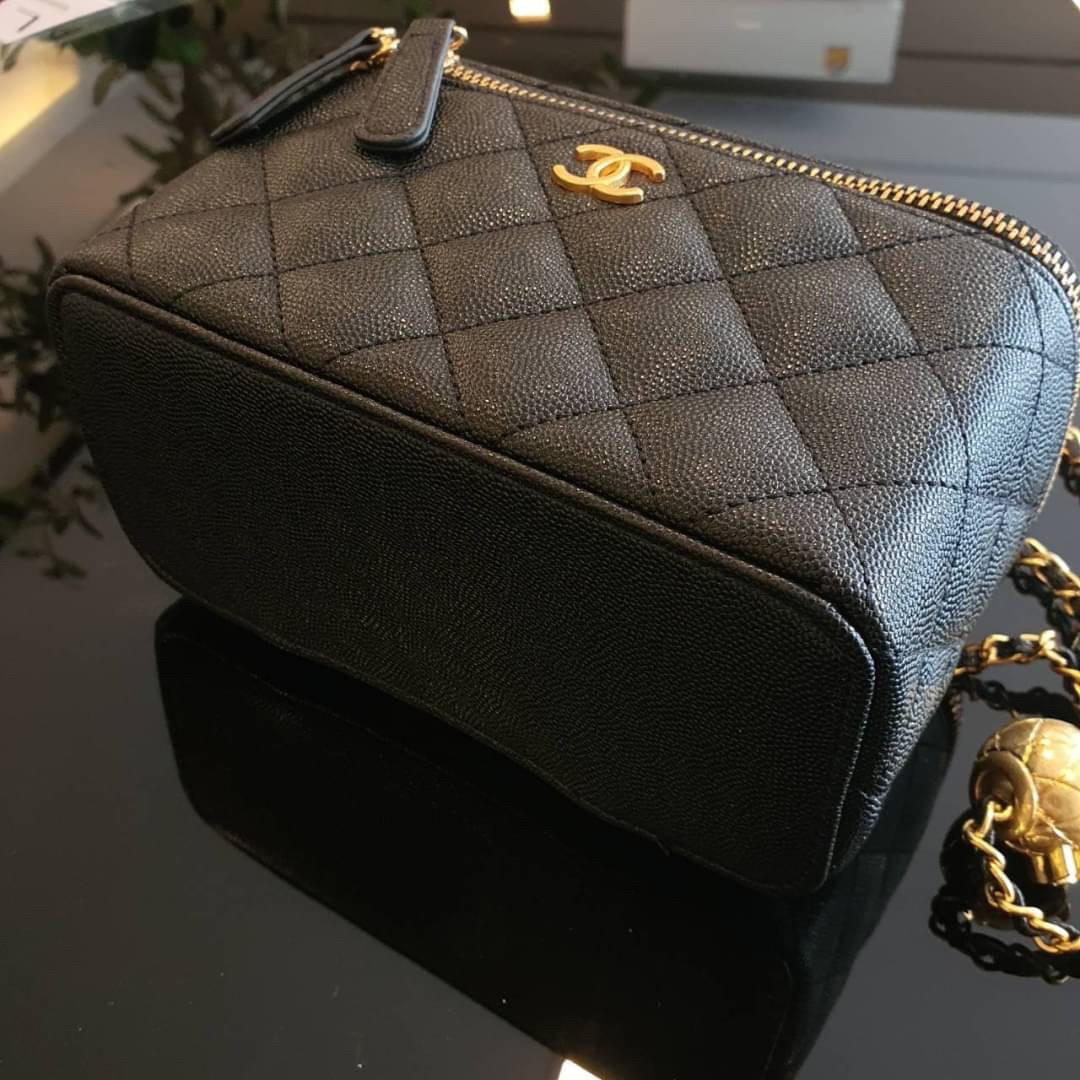 ใบน่ารักปุ้กปิ้ก กระเป๋าสะพายครอสบอดี้ CHANEL CAVIAR QUITED SMALL VANITY CASE WITH CHAIN BAG งานเกรดสินค้าสมนาคุณ ทรงสวยหรู มีหูถืออะไหล่ทองชื่อแบรนด์