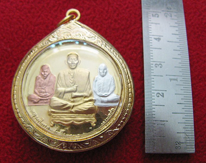 สินค้าหมดค่ะ ล็อกเก็ตเหรียญเสด็จพ่อร.5 หลังหลวงปู่ทวด สมเด็จโต หลวงพ่อสด เนื้อสามกษัตริย์เลี่ยมทองไมครอนพร้อมใบคาถาค่ะ