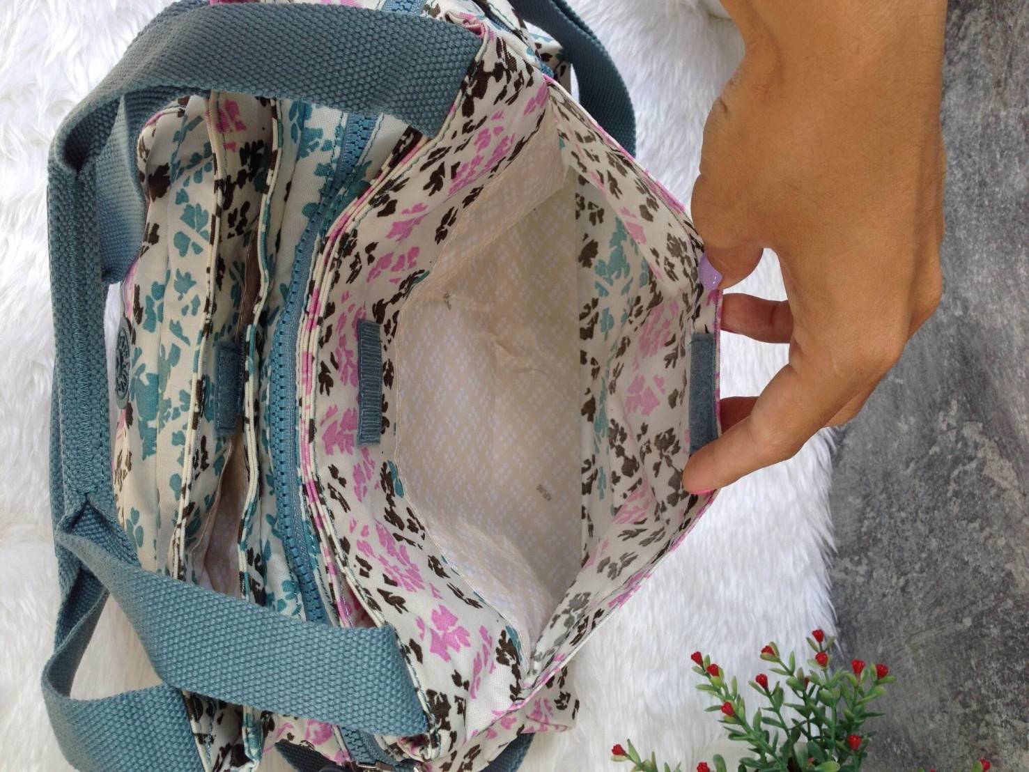 KIpling Felix Large Handbag Bag กระเป๋าถือหรือสะพายสไตล์ลำลองวัสดุ Nylon + Polyester 100% น้ำหนักเบามีหูหิ้วเเละสายสะพายยาวเลื่อนปรับระดับได้ถอดได้ เปิดปิดด้วยซิปสะดวกใช้ โลโก้เเบรนด์ มีช่องแบ่งถึง3ช่องเเยกเป็นสัดส่วน ด้านหน้าและด้านหลังมีช่องใส่ของเปิดปิ