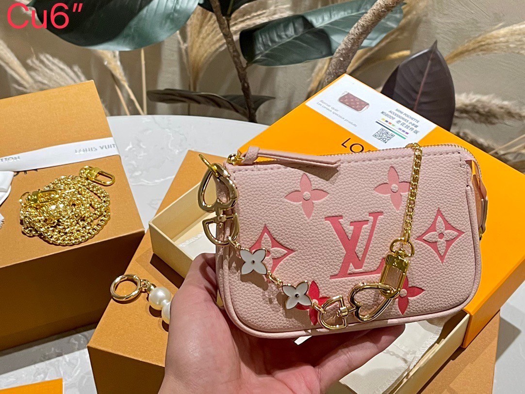 LV Mini Pochette Accessoires กระเป๋าทรงพอชไซส์มินิน่ารัก สวยงามน่าหลงใหล มาพร้อมสายโซ่ประดับมุกและหัวใจ สุดคุ้มปรับใช้ได้ตามต้องการ ถือออกงานดูแพง แมชชุดน่ารัก ได้ใบนี้ไปคุ้มแน่นอนค่ะ