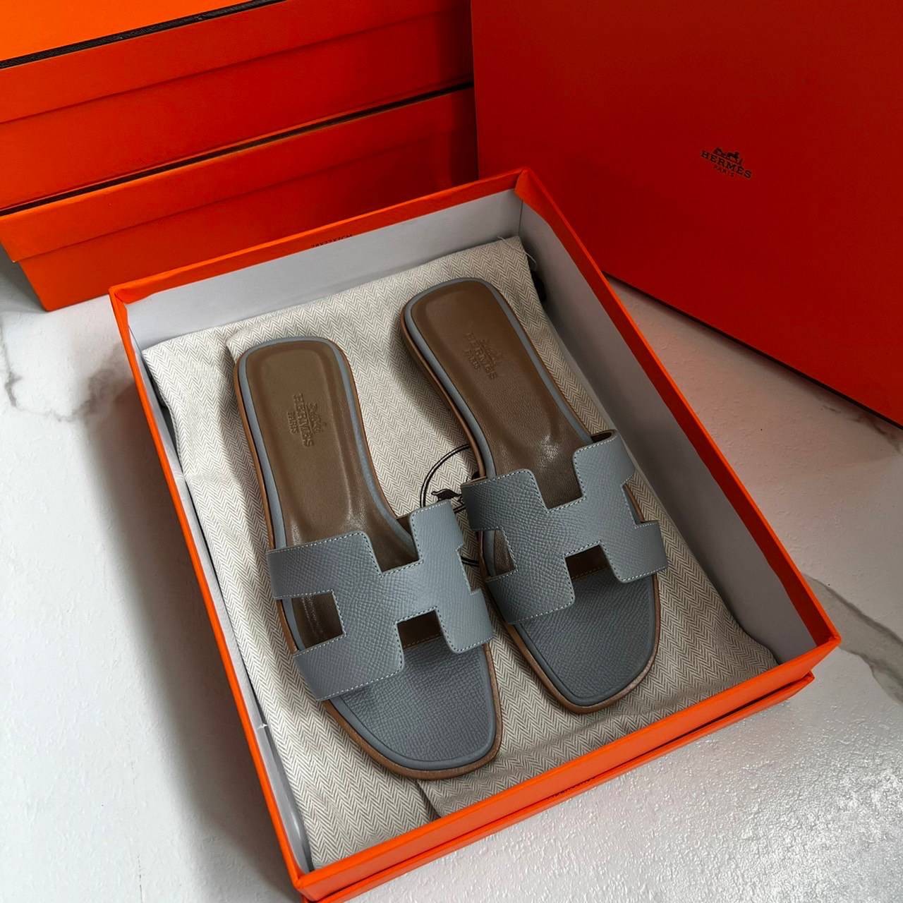 หนังแท้ Hermes sandal Epsom leather รองเท้าแตะงานสั่งตัตใช้สลับแท้ เกรดออริจินอล 1:1 เกรดเหมือนสุด มี series code ทุกคู่ งานตัดเย็บปราณีตละเอียด ใส่สบาย ไม่ลื่น ใช้ทนนาน เกรดนี้คุ้มมาก ไม่ผิดหวังค่ะ ภาพสินค้าถ่ายจากงานขายจริง ใช้งานต่างประเทศได้