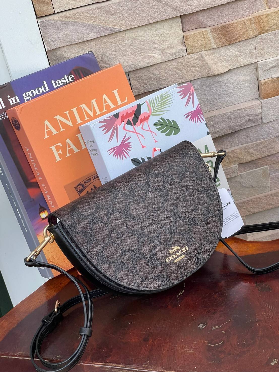 พร้อมส่งที่ไทยครบทั้ง6สีค่ะ 😘 Coach Ellen Crossbody In Signature ((C1432)) กระเป๋าทรงฮาฟมูนรูปทรงคลาสสิก ออกแบบให้มีลักษณะโค้งมน ไม่ดูเป็นทรงแข็งจนเกินไป ดีไซน์และสีของกระเป๋ายังเรียบง่าย เข้าได้กับทุกชุด สะพายครอสบอดี้ร์//สะพายข้าง หรือถือแบบคลัท