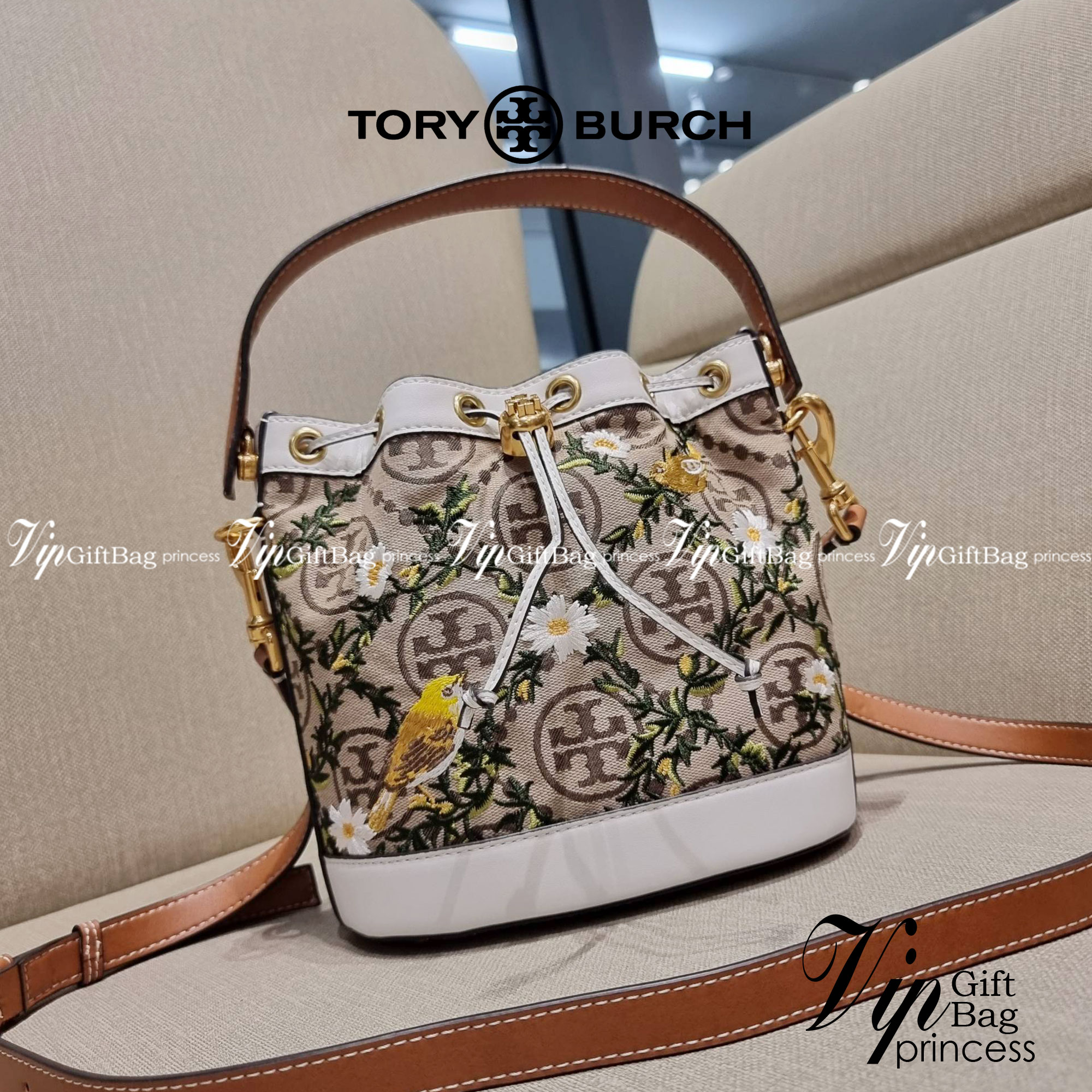 TORY BURCH T MONOGRAM JACQUARD EMBROIDERED BUCKET แรร์ไอเท็มรุ่นยอดฮิต ใบใหญ่ไซส์กำลังดี!! ที่สุดของรุ่นที่ตามหา!! สวยสุดกับดีไซน์ลายปัก ที่ดูแพง!! กระเป๋าบัคเก็ตทรงสวย ที่ดาราเซเลปใช้กันมากมาย ในราคาที่จับต้องได้ โดดเด่นด้วยลวดลายเอกลักษณ์ และลายปักธรรมช