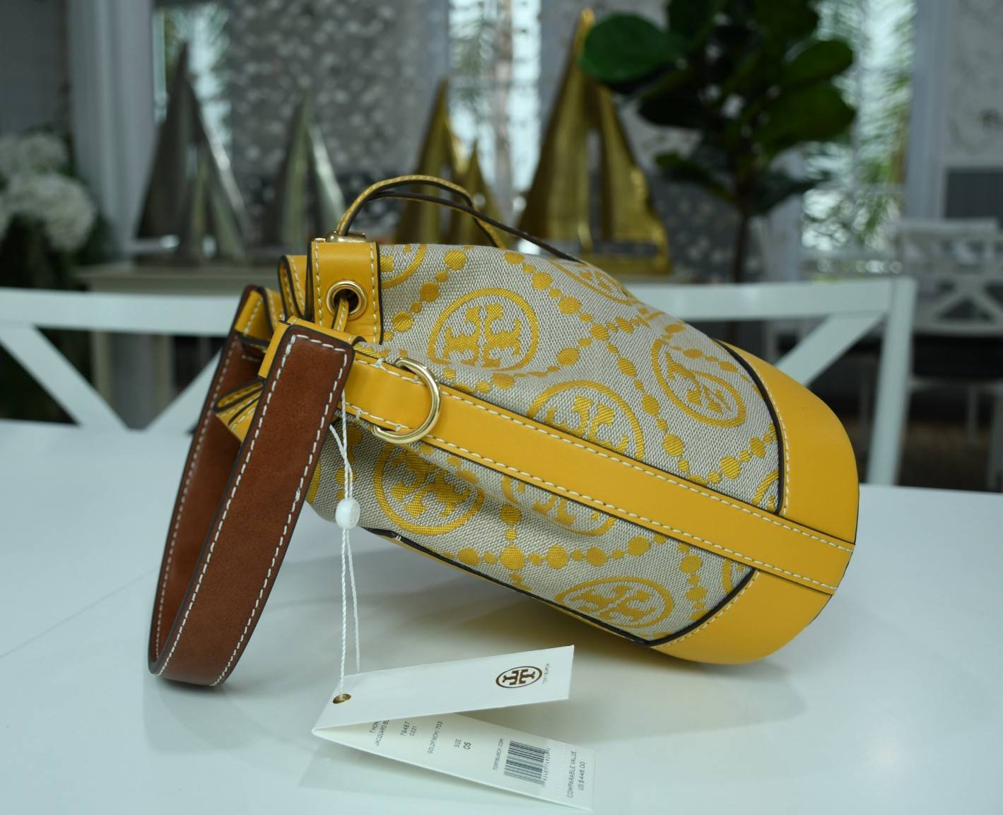 ของแท้ 💯% TORY BURCH Monogram Jacquard Bucket Bag กระเป๋าถือหรือสะพายไหล่ วัสดุผ้า Canvas โลโก้ Jacquard ทรงถัง ตั้งอยู่ทรง กระเป๋าปักลายแบรนด์ สวยหรู สายยาว Crossbody ได้ เปิด-ปิด โดยเชือกรูด เปิด-ปิดพร้อมสลับที่ประดับโลโก้ สวยหรู คุณนาย สุดๆ ไปเ