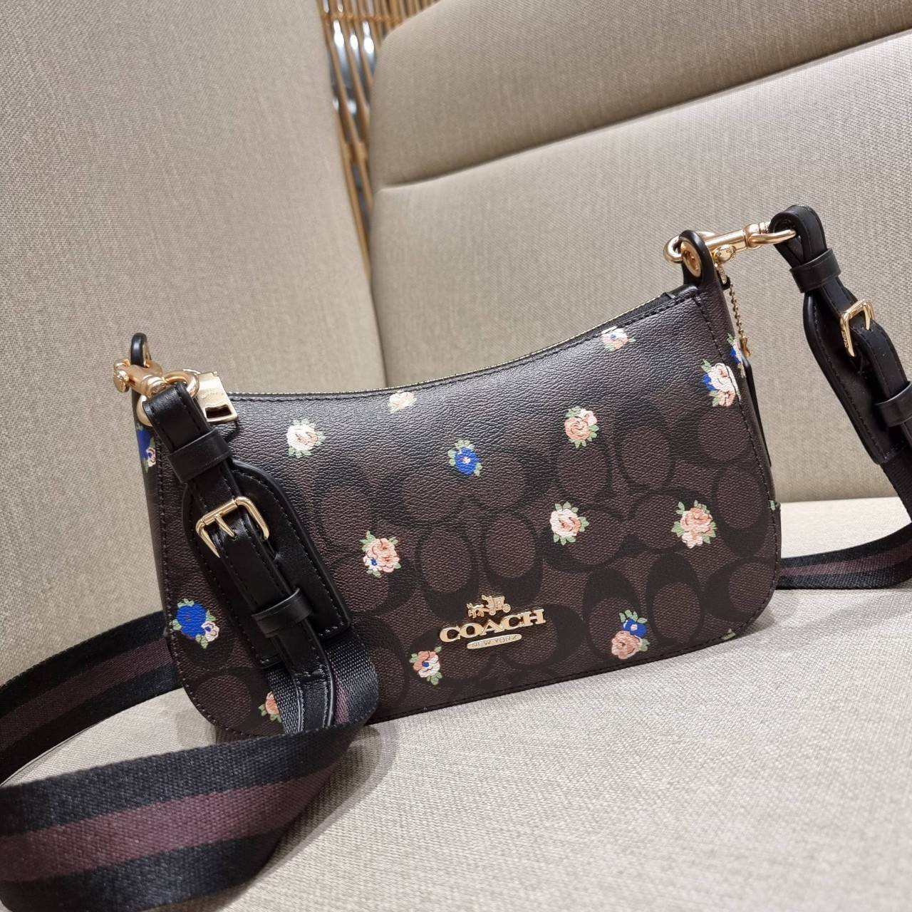 COACH C7264 C6823 C6817 JES BAGUETTE IN SIGNATURE CANVAS คอลเลคชั่นใหม่ล่าสุด พร้อมเสิร์ฟความสวยถึงบ้านเช่นเคย!! กระเป๋าสะพายทรงบาแกตต์ ดีไซน์ย้อนยุค ที่แอบแฝงความเรียบหรูดูแพงอยู่ในตัว โดดเด่นด้วยสายสะพายเส้นใหญ่ โทนสีคอนทราส ทำให้ไอเท็มนี้ดูมีลูกเล่นมาก