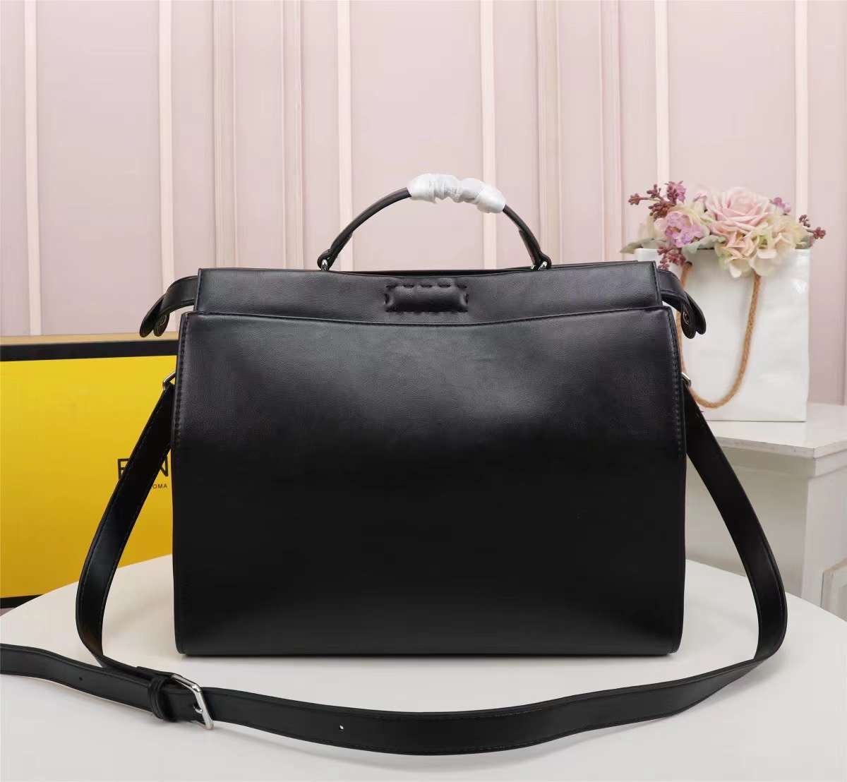 FENDI Monster Bag 36cm เกรดเทพออริจินอล กระเป๋ายอดนิยมของแบรนด์ ดีไซน์สวยเรียบหรูแฝงด้วยความเก๋ สามารถสะพายหรือถือ เหมาะสมกับวัยรุ่น สะดวกในการพกพาไม่ว่าสาว ๆ จะไปเที่ยวต่างจังหวัด ต่างประเทศหรือแม้กระทั่งทำกิจกรรมแอดเวนเจอร์ต่าง ๆ ก็ไม่ทำให้เกะกะแต่อย่าง