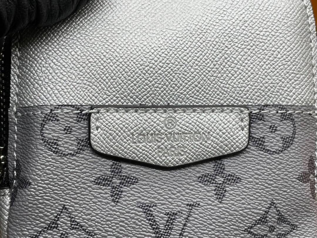 LV SLINGBAG OUTDOOR / LV Phone bag เกรดออริจินอล ใช้ได้ทั้งผู้หญิงผู้ชาย พร้อมส่งที่ไทย ภาพสินค้าถ่ายจากงานขายจริง ใช้งานต่างประเทศได้