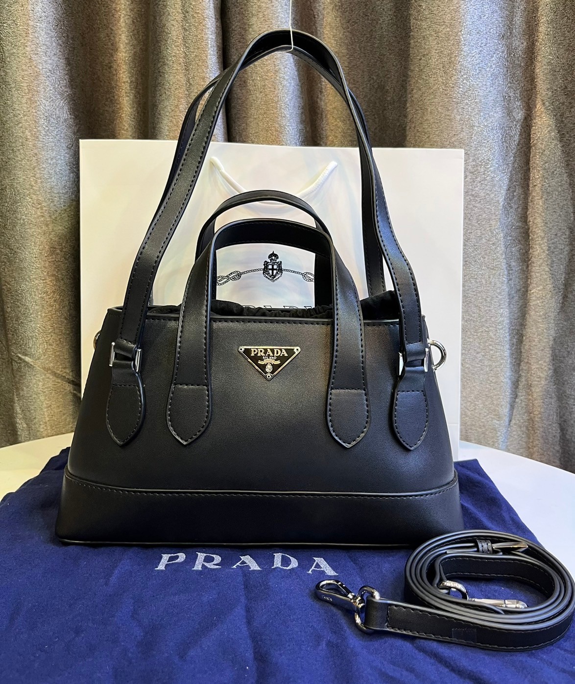Double 2 way leather handbag / PRADA LEATHER HANDBAG พร้อมส่งที่ไทย กระเป๋าถือหูจับในตัว 2 เส้น พร้อมสายสะพายยาว รูปทรงคลาสสิคใช้งานง่าย มีกิมมิกที่ภายในมีหูรูดน่ารักสุดๆ
