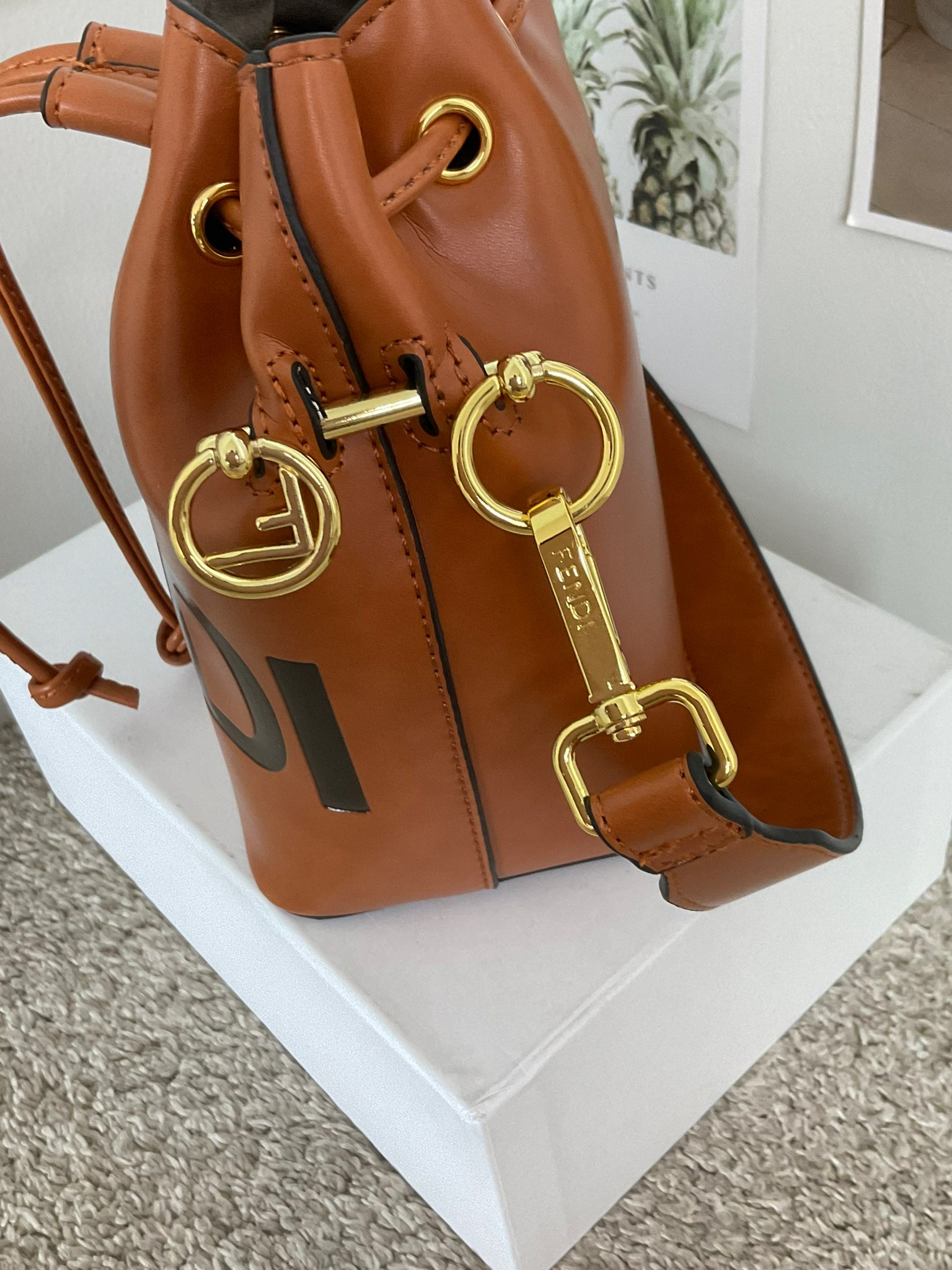 FENDI MON TRESOR MINI LEATHER BUCKET IN BROWN ทรงขนมจีบสุดฮิต! เปิดปิดด้วยตัวเปิดแบบรูด ภายในมีช่องใส่ของหลัก ใส่กระเป๋าสตางค์กลาง + มือถือได้ ทรงนี้กำลังมาแรงมาก อะไหล่ทอง มีสายให้สองแบบ ปรับเปลี่ยนลุคได้ง่าย พร้อมส่งที่ไทยราคาสุดคุ้มห้ามพลาดค่ะ!