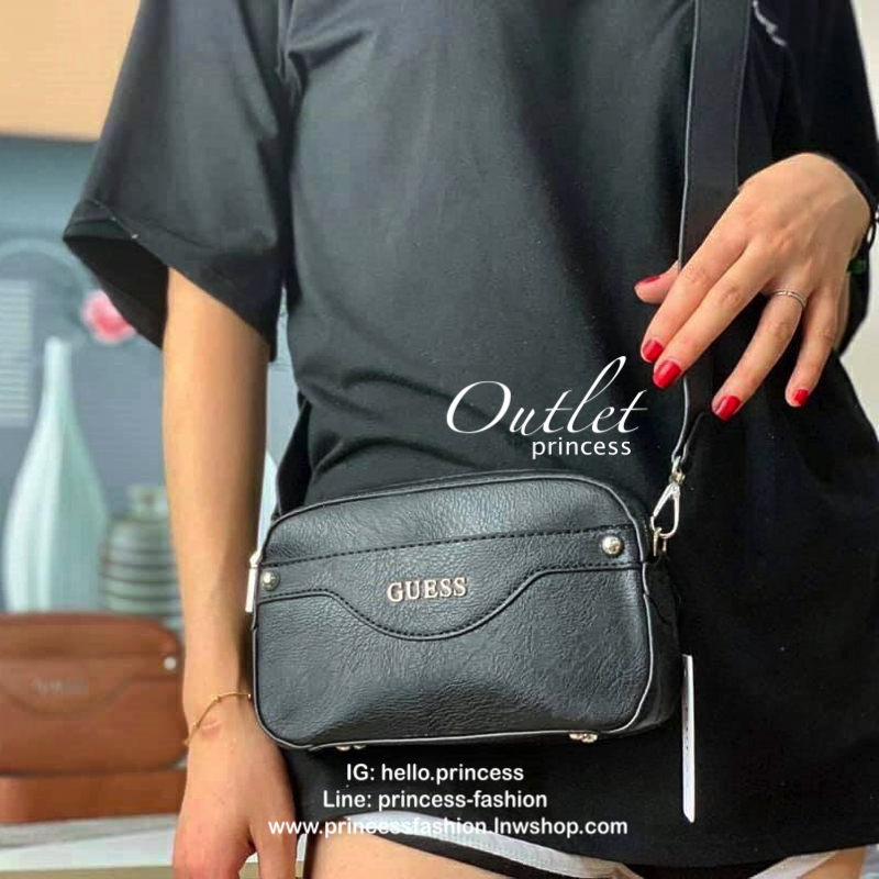 GUESS CROSSBODY BAG กระเป๋าสะพายรุ่นยอดนิยม วัสดุ Saffiano PU คุณภาพดี น้ำหนักเบา ด้านหน้าประดับด้วยโลโก้แบรนด์สุดหรู เปิดปิดกระเป๋าด้วยซิปสะดวกใช้ ด้านในโล่งกว้างมีช่องซิปและช่องเล็กสำหรับใส่ของ สามารถใส่มือถือได้ทุกรุ่น กระเป๋าสตางค์ใบสั้นได้ ซับในลายแบ