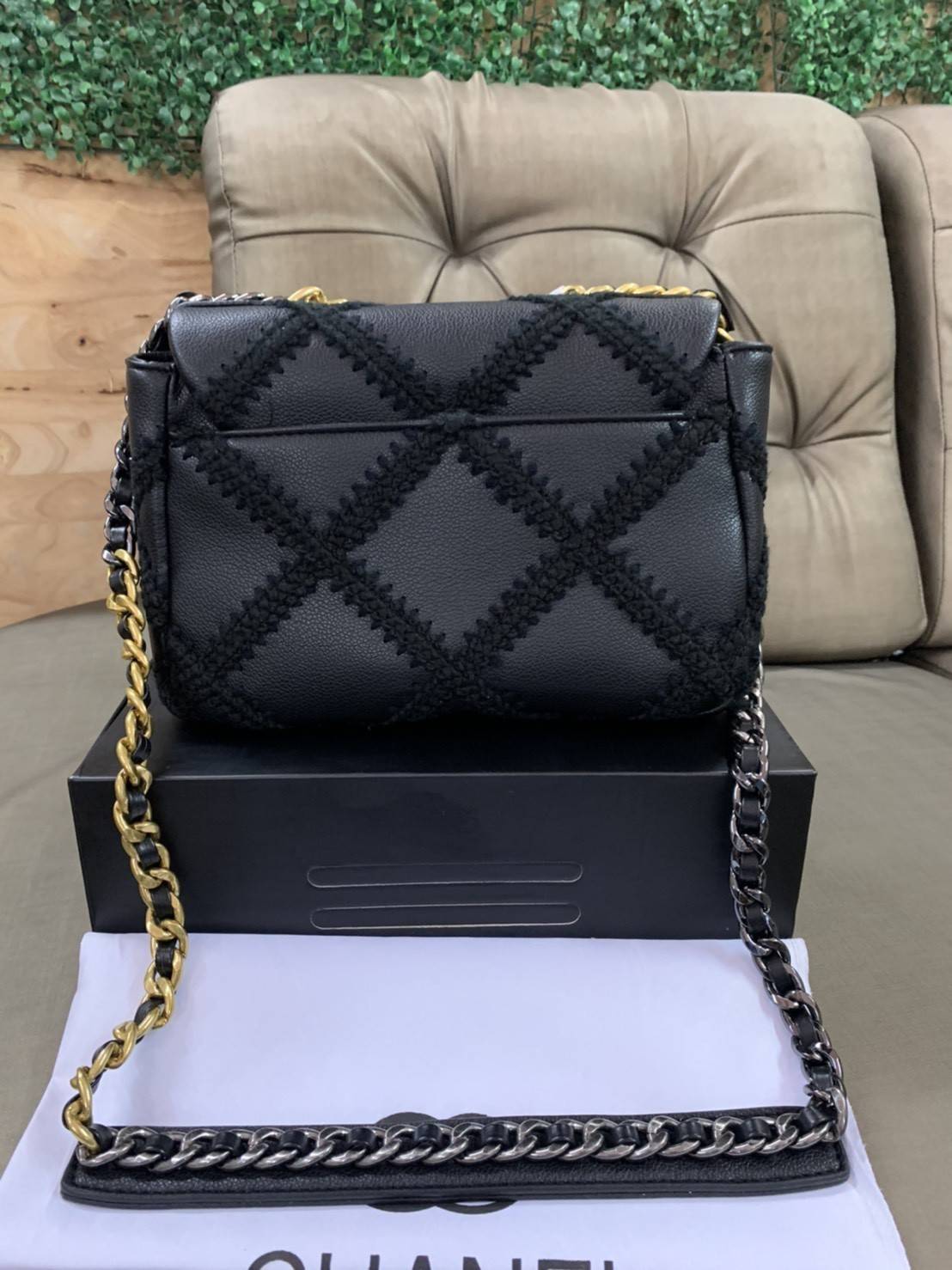 CHANEL 19 Large Stitch Bag VIP GIFT WITH PURCHASE (GWP) พรีเมี่ยมกิ้ฟ Limited Edition จาก Chanel DUTY FREE COUNTER กระเป๋าสะพายทรงคลาสสิค ตกแต่งด้วยการเย็บตะเข็บขนาดใหญ่ วัสดุหนังแท้(calfskin)ผสมผ้าทวีด หนังนิ่มมาก เงาขึ้นรูปสวยค่ะ ดีไซต์สายสะพายโซ่สองสีส