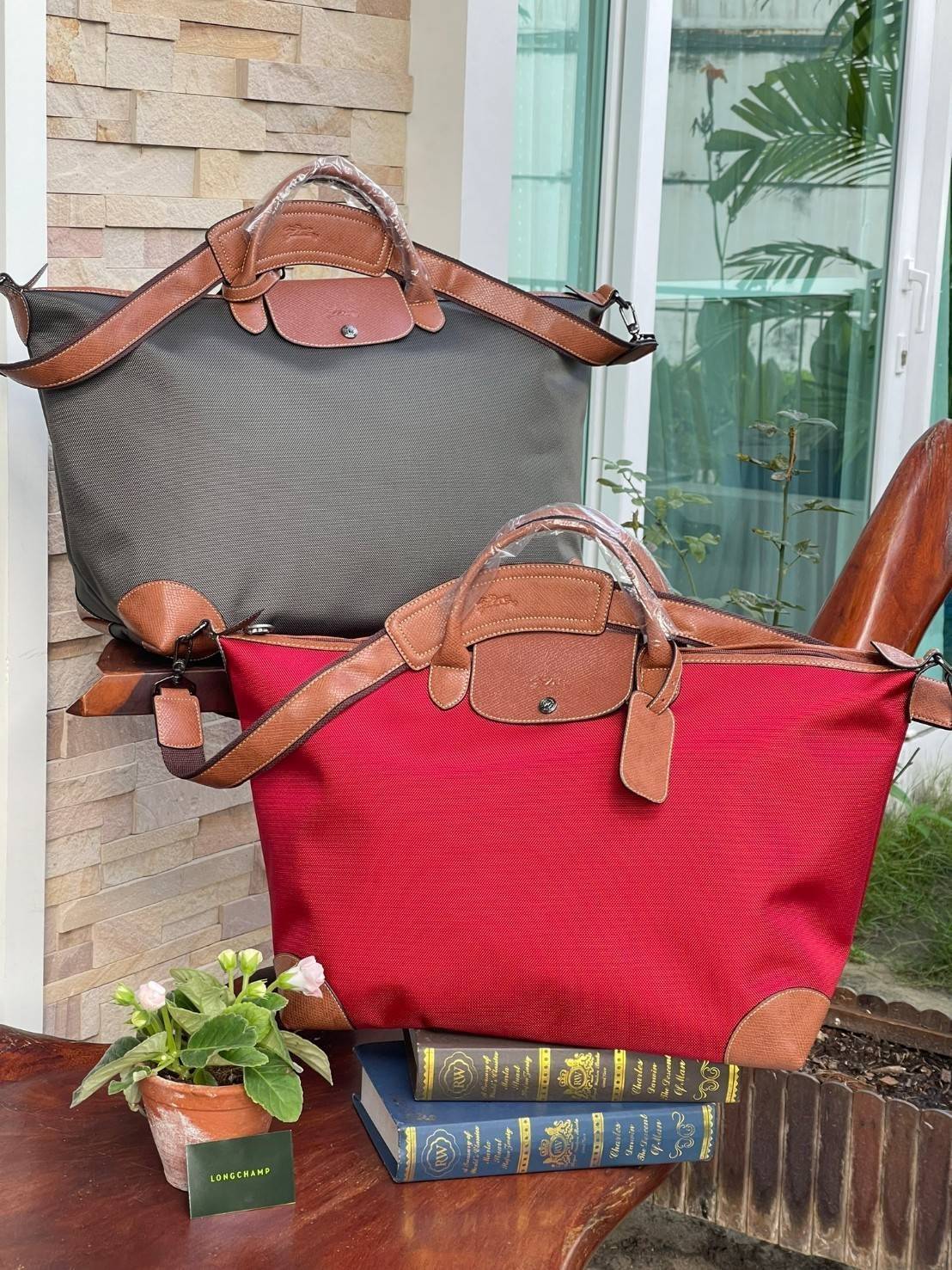 LONGCHAMP BOXFORD TRAVEL BAG L กระเป๋าเดินทางขนาดใหญ่ มาพร้อมสายสะพายที่สามารถถอดได้ ให้คุณเลือกสะพายไหล่หรือถือได้ มีซิปรูดเปิดปิดกระเป๋าที่ให้คุณมั่นใจได้ว่าคุณจัดเก็บไอเท็มของคุณได้อย่างมิดชิด บ็อคฟอร์ด (BOXFORD) สะท้อนความเป็นเอกลักษณ์ของแบรนด์ที่เปี่