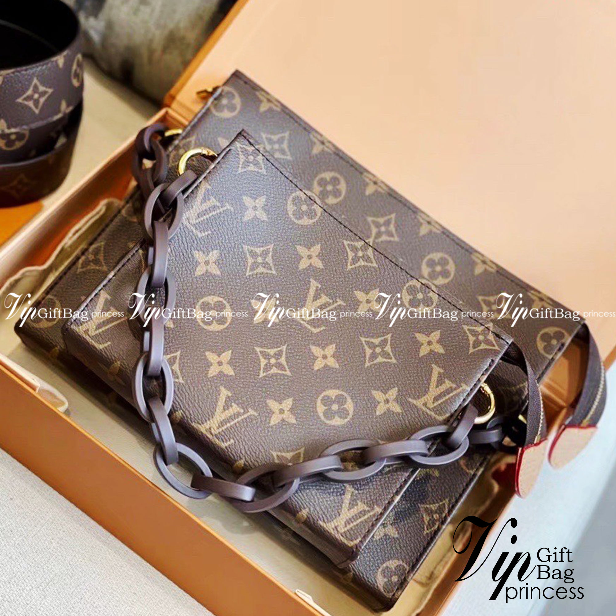 LV Toiletry 26 with strap / LV Toiletry Pouch 26 in Monogram Reverse Canvas with Wide Shoulder Strap Replica ต๊าซมากแม่ ลุคนี้ความเท่ ความปังได้หมด มาใหม่ลายโมโนแกรม งานซิปมา2 สาย งานสวยเป๊ะมาก ได้หญิงสะพายได้ ผู้ชายสะพายดี ใครหาอยู่ห้ามพลาดน้า งานอะไหล่ป