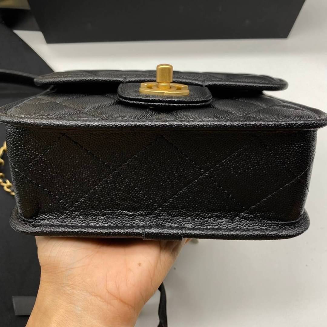 Chanel Mini Handle Flap bag / Chanel mini square flap bag with handle “school memory bag” เกรดออริจินอล กระเป๋าสะพายทรงเหลี่ยมมาใหม่ พร้อมหูหิ้วด้านบน งานหนังสวยมาก เปิดด้านหน้า หนังคาเวียร์ลายคลาสสิค รุ่นยอดนิยมไอเท็มฮิต