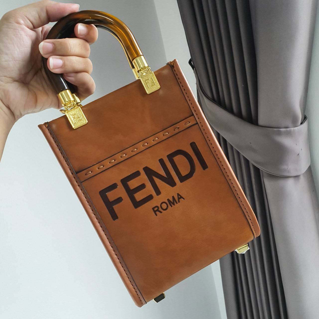 สวยหรูมาก กับ FENDI MINI SUNSHINE SHOPPER วัสดุหนังแท้ทั้งใบ ปั้มชื่อแบรนด์ด้านหน้า ที่จับเซรามิคสีสวยมีสลักแบรนด์ *ทรงมินิน่ารัก ด้านในเป็นช่องโล่งกว้าง สามารถใส่ กระเป๋าสตางค์สั้น มือถือได้ทุกรุ่น มาพร้อมสายสะพาย ถอดปรับได้ อะไหล่ปั้มแบรนด์สีทอง ปั้มโลโ