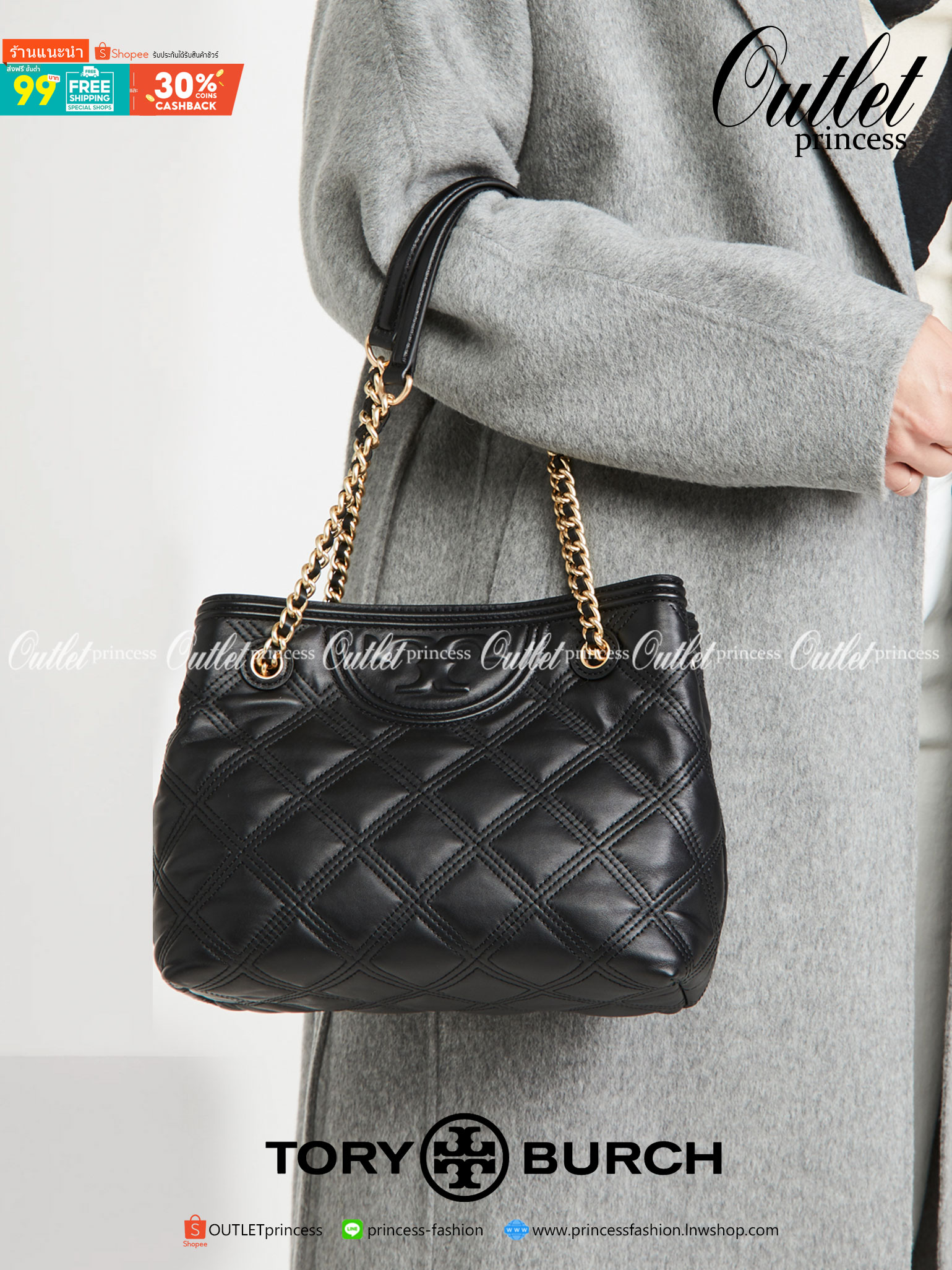 Tory Burch Fleming Soft Small Tote Bag เป็นกระเป๋าสะพายไหล่น่ารัก ๆ สักใบที่มีดีไซน์โดดเด่น สะดุดตา ใน Collection เรียกได้ว่าขายดีอันดับต้น ๆ ของแบรนด์ ใช้ได้ในลุคช์ทางการและกึ่งทางการ ดีเทลการตัดเย็บพิมพ์ลายนูนคู่กับแพทเทิร์นสี่เหลี่ยมทรงเพชร ที่ช่วยเพิ่