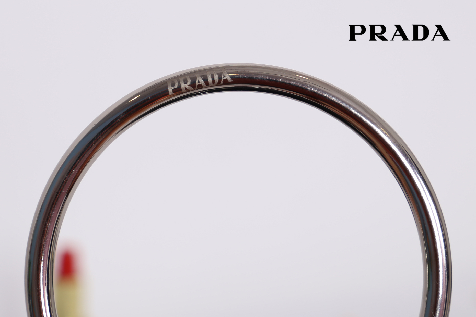 Prada mini nylon drawstring handbag / PRADA Bucket Bag ทรงสวยน่ารัก วัสดุผ้า Nylon คุณภาพดี อะไหล่เงินสวยสุดคลาสิค เปิดปิดแบบหูรูด ด้านในโล่งกว้างจุของได้พอประมาณเลยค่ะ ใส่ Iphone+ หรือรุ่นเทียบเท่าได้แบบสบายๆ ซับในพิมพ์ลายแบรนด์ ตามแบบฉบับแบรนด์